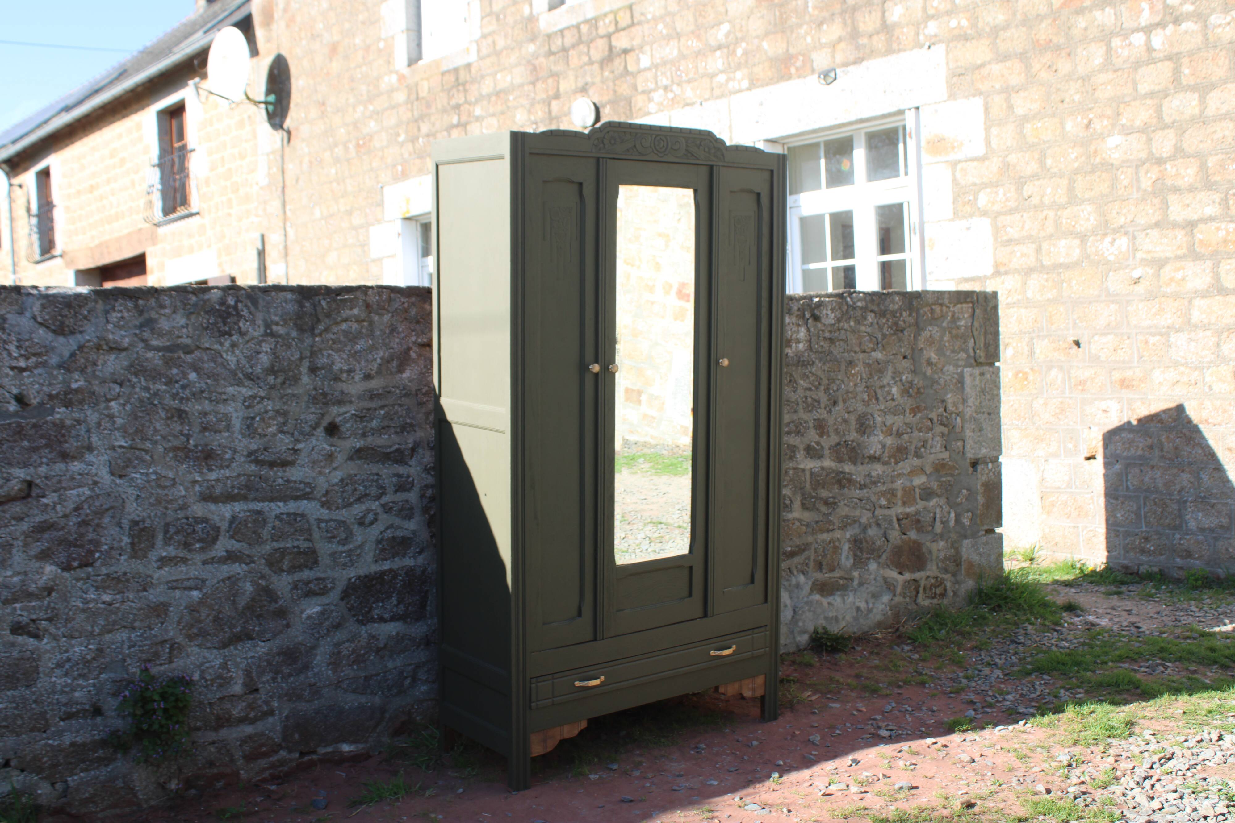 Art Deco wardrobe with three doors – Kaki Barda (Liberon)