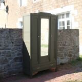 Art Deco wardrobe with three doors – Kaki Barda (Liberon)