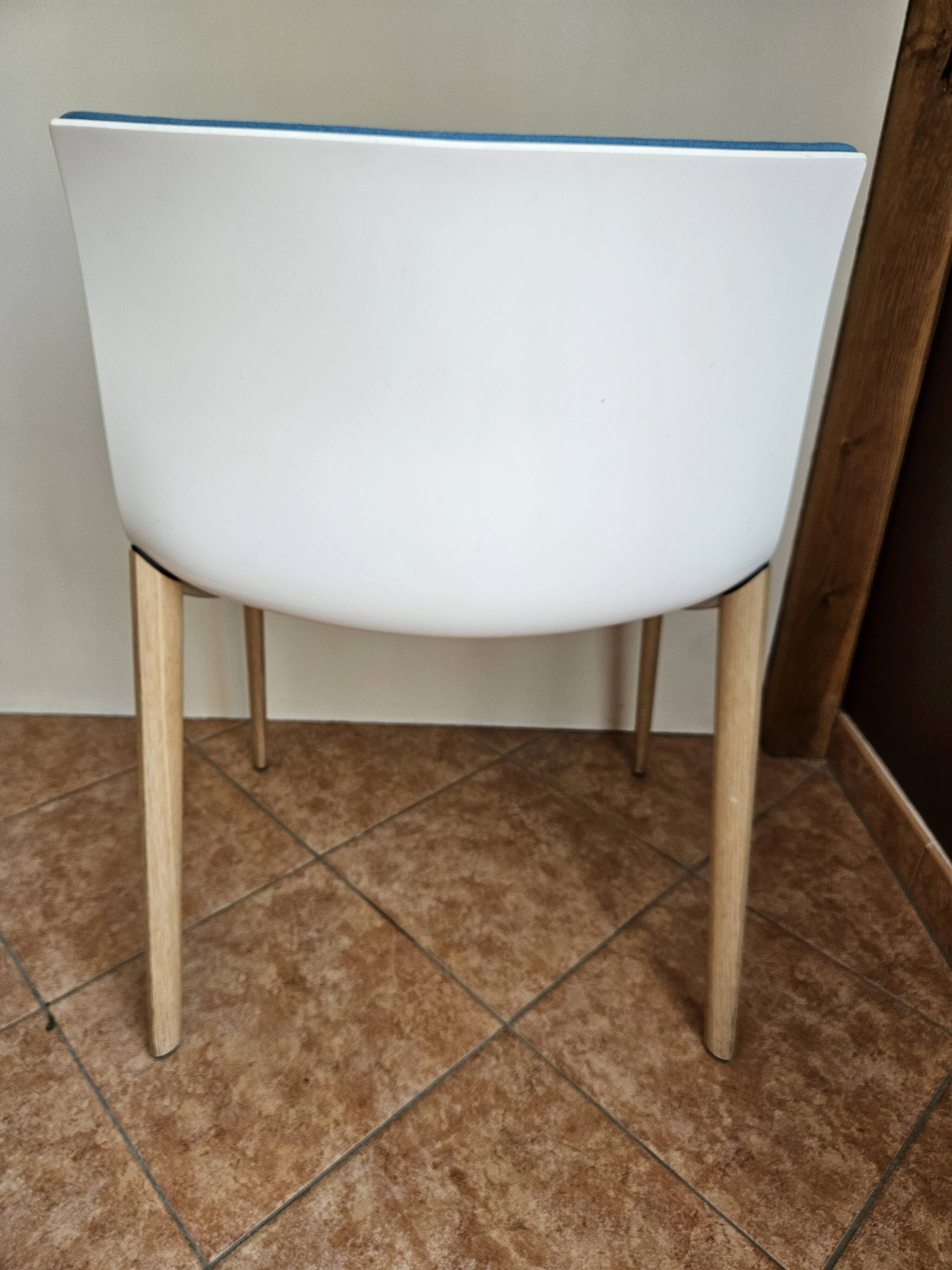 Arper Catifa 46 Chair – Italian Design – Blue Fabric / White Shell & Base