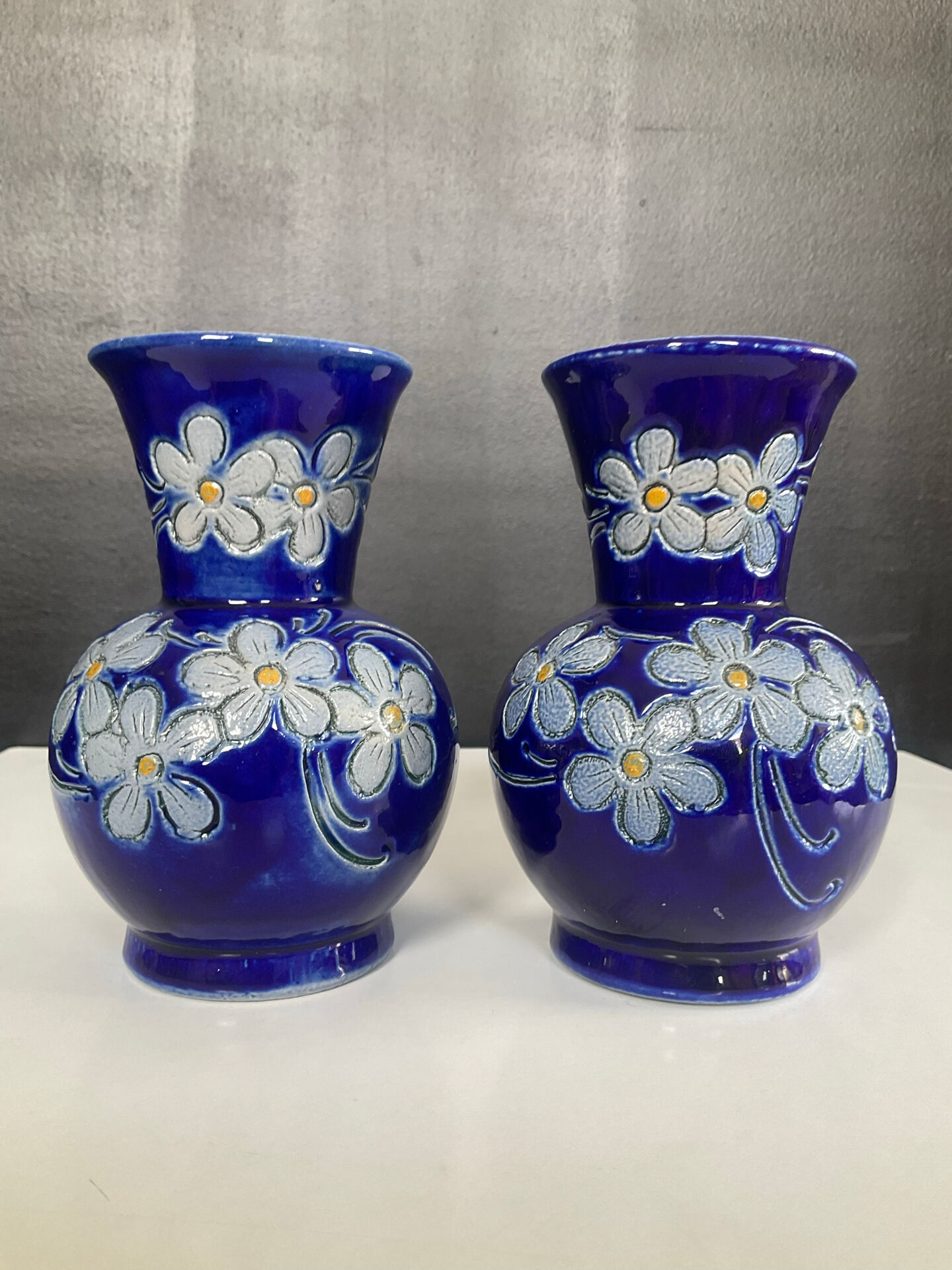 Paire de vases vintage en grès estampillés