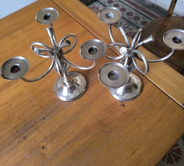 Ercuis paire de chandeliers modèle Cheverny en métal argenté décor cors de chasse