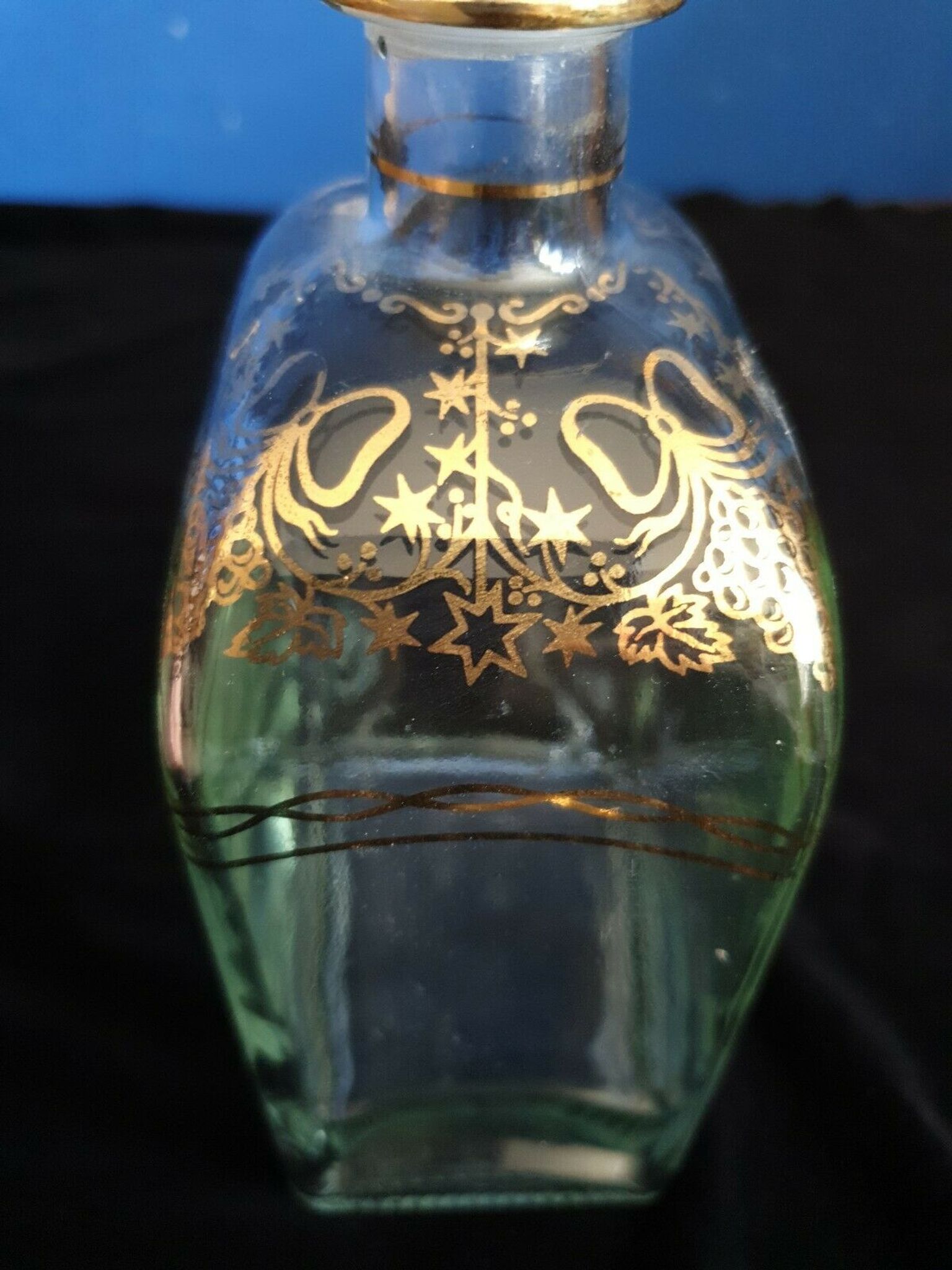 Carafe à liqueur en verre avec motif et dorure.
