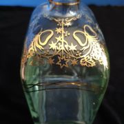 Carafe à liqueur en verre avec motif et dorure.