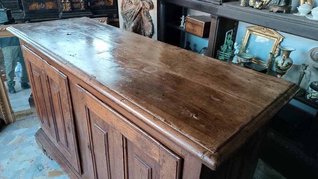 Grand Buffet Antique Du 17ème Siècle En Noyer Du Nord De l'Italie