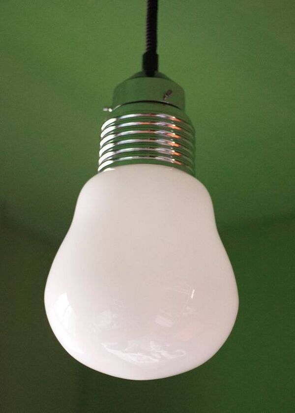 Suspension vintage,ancien luminaire,opaline forme ampoule,ampoule géante, système à poulie,déco loft