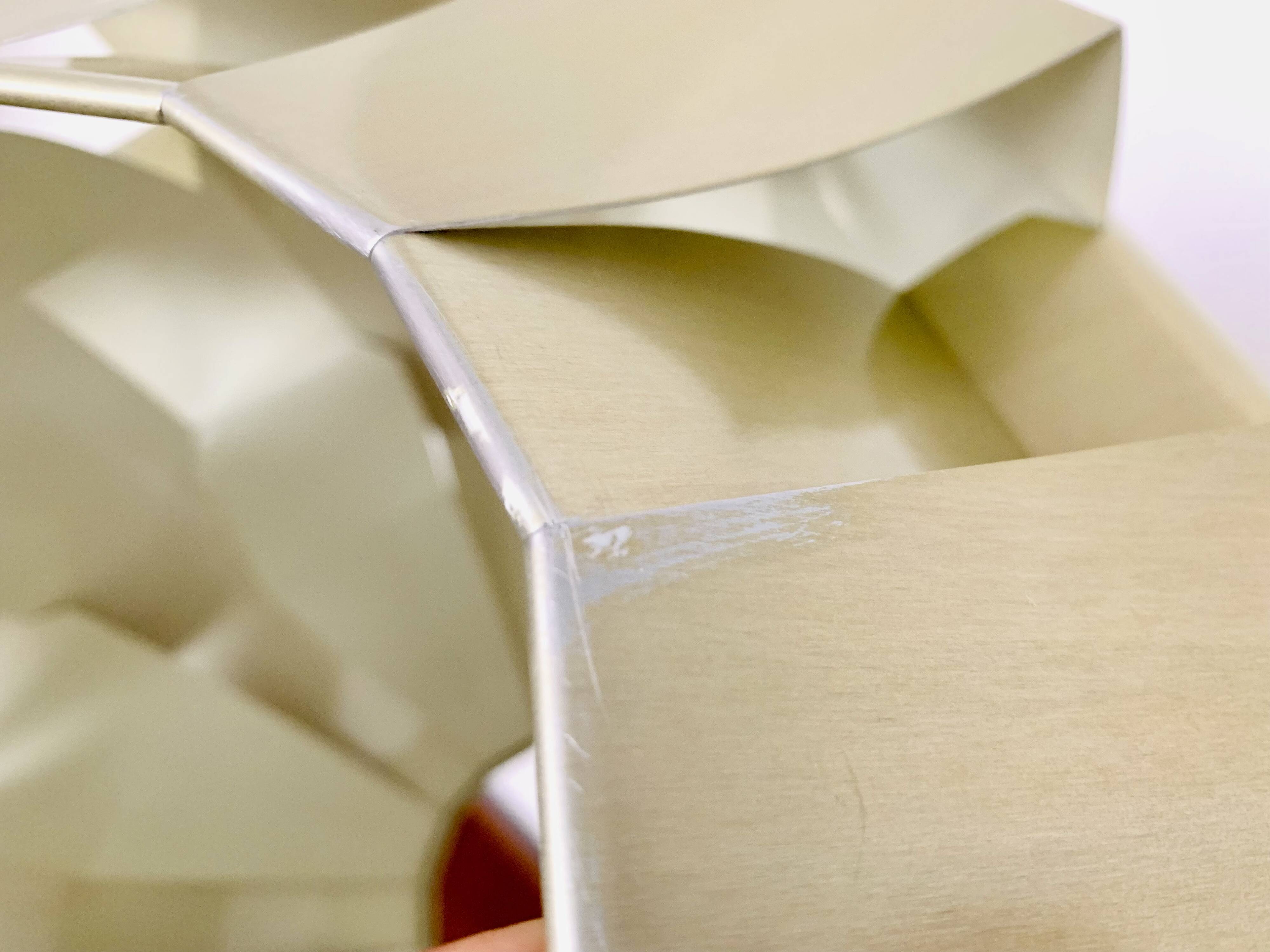 Suspension en métal origami