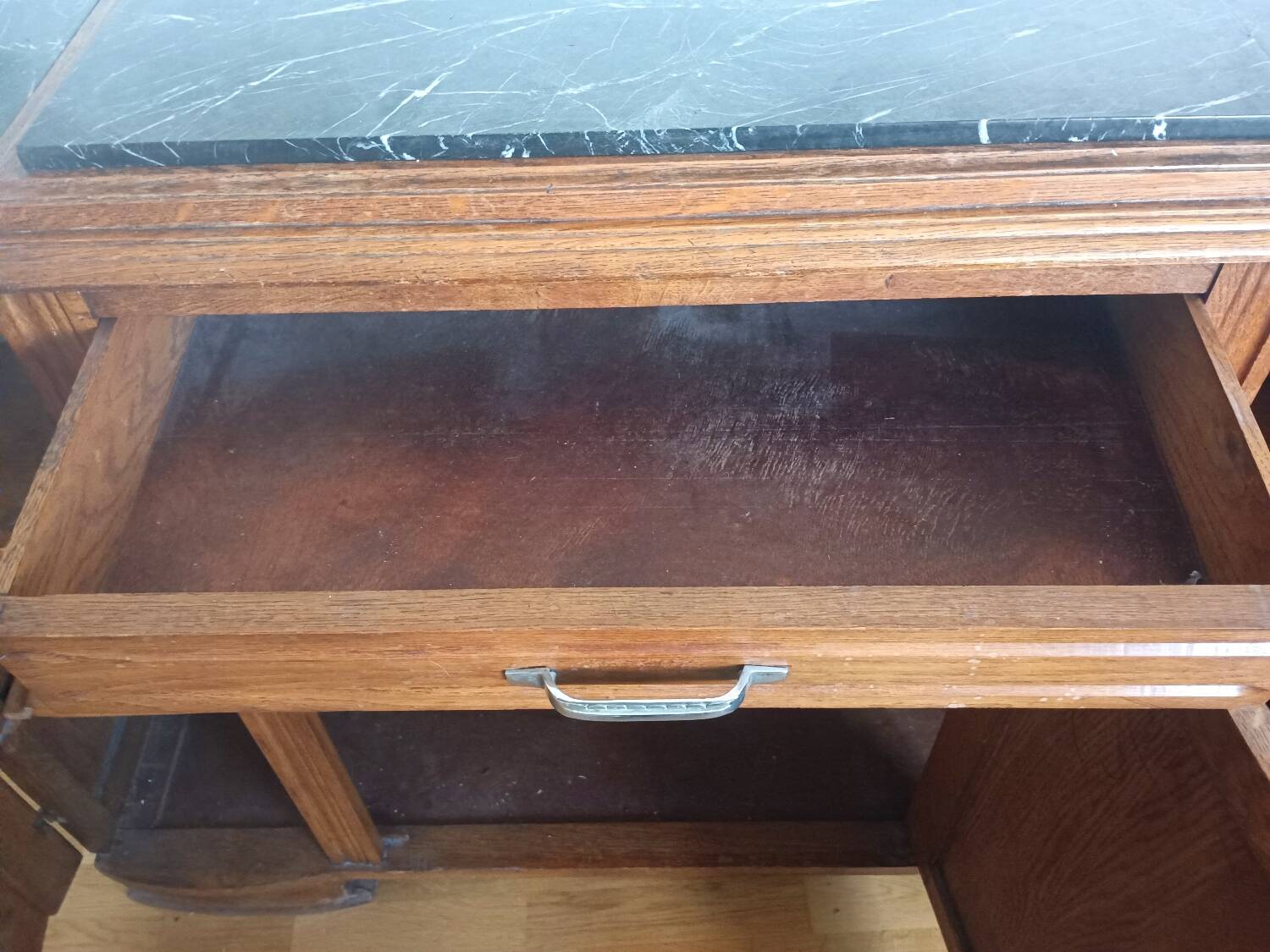 Art Deco buffet in marble and carved wood