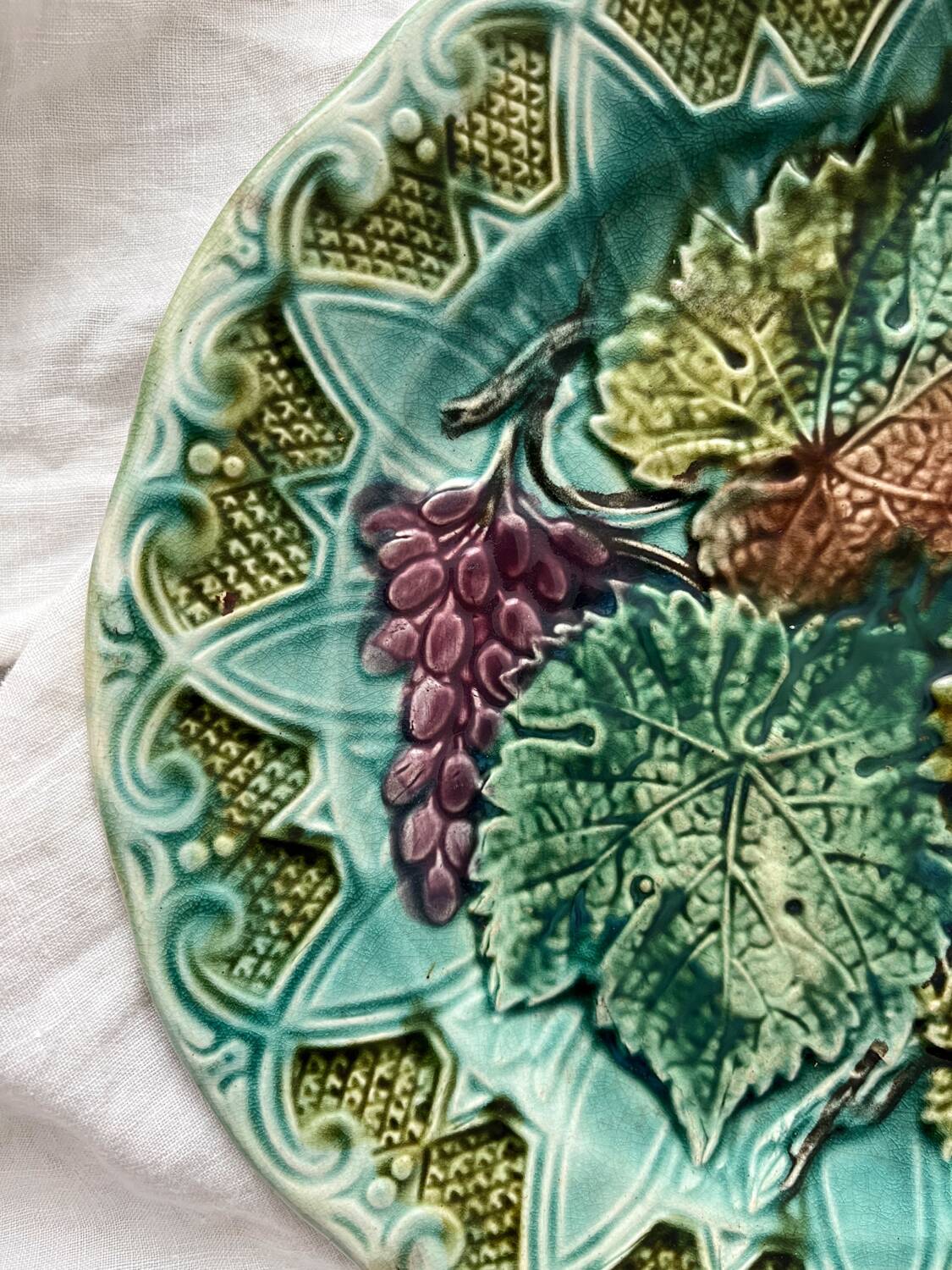 Old slip plate vine leaves grapes Onnaing