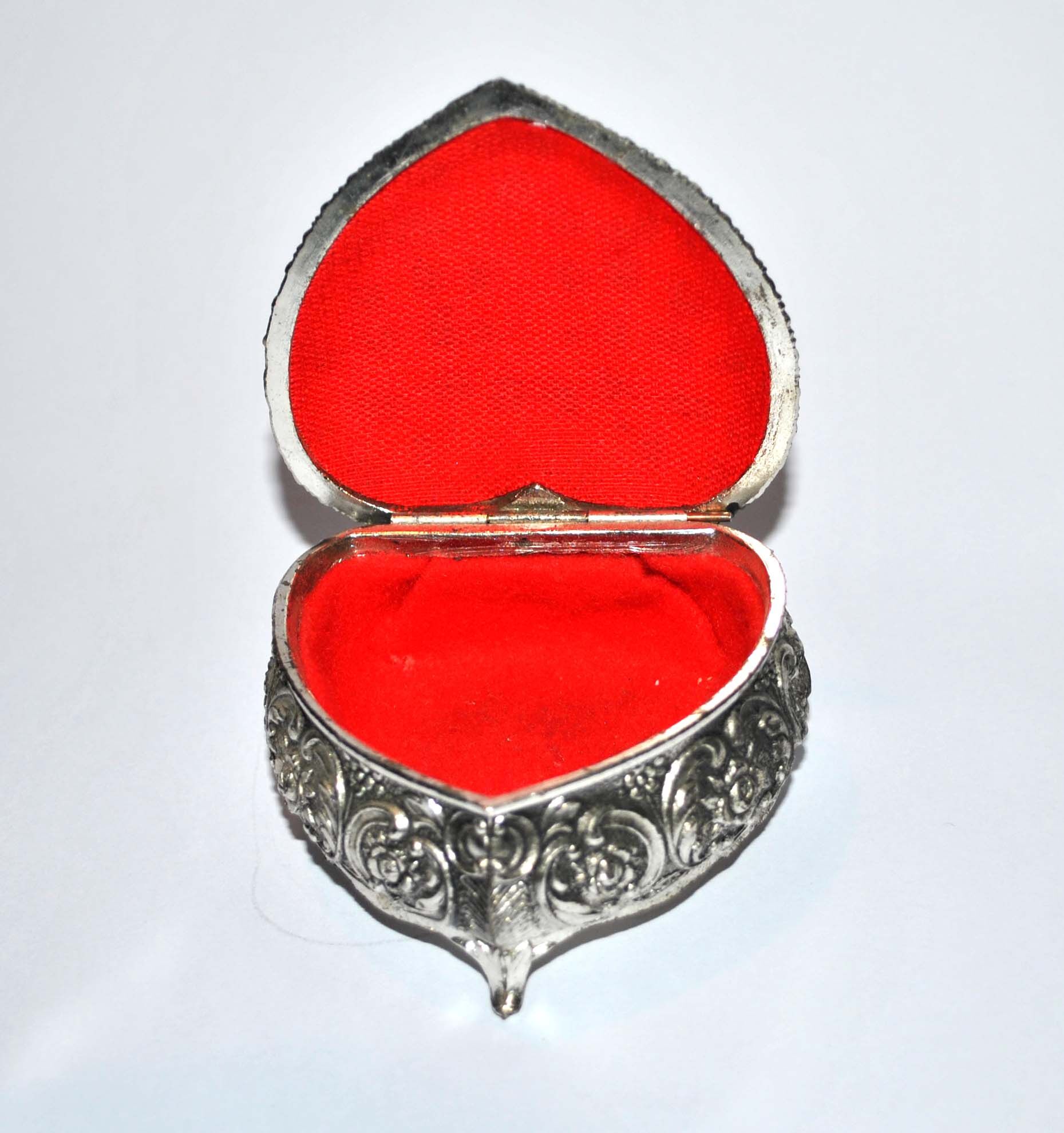 Vintage heart jewel box in silver metal and red felt box