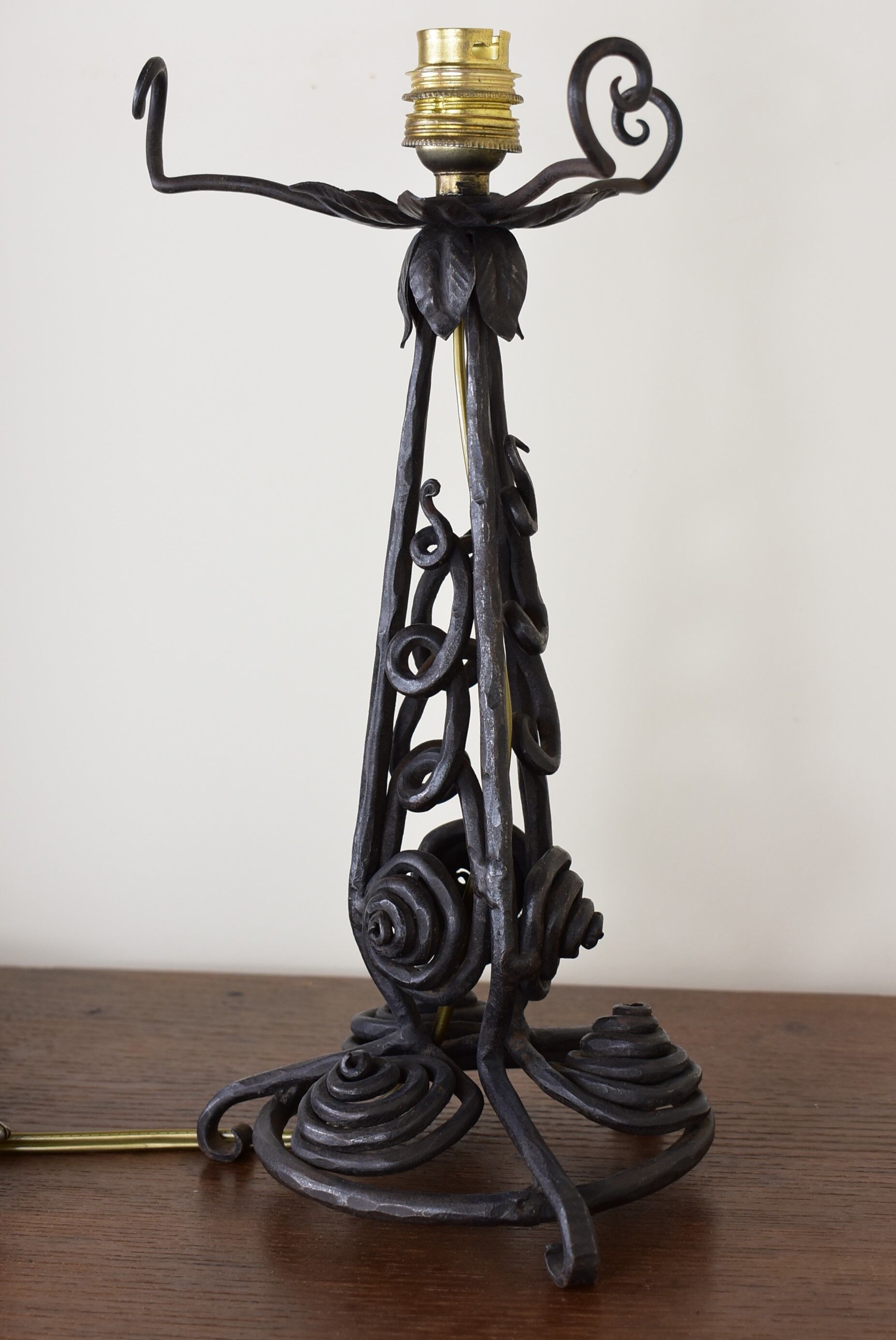 Art deco lamp, wrought iron foot