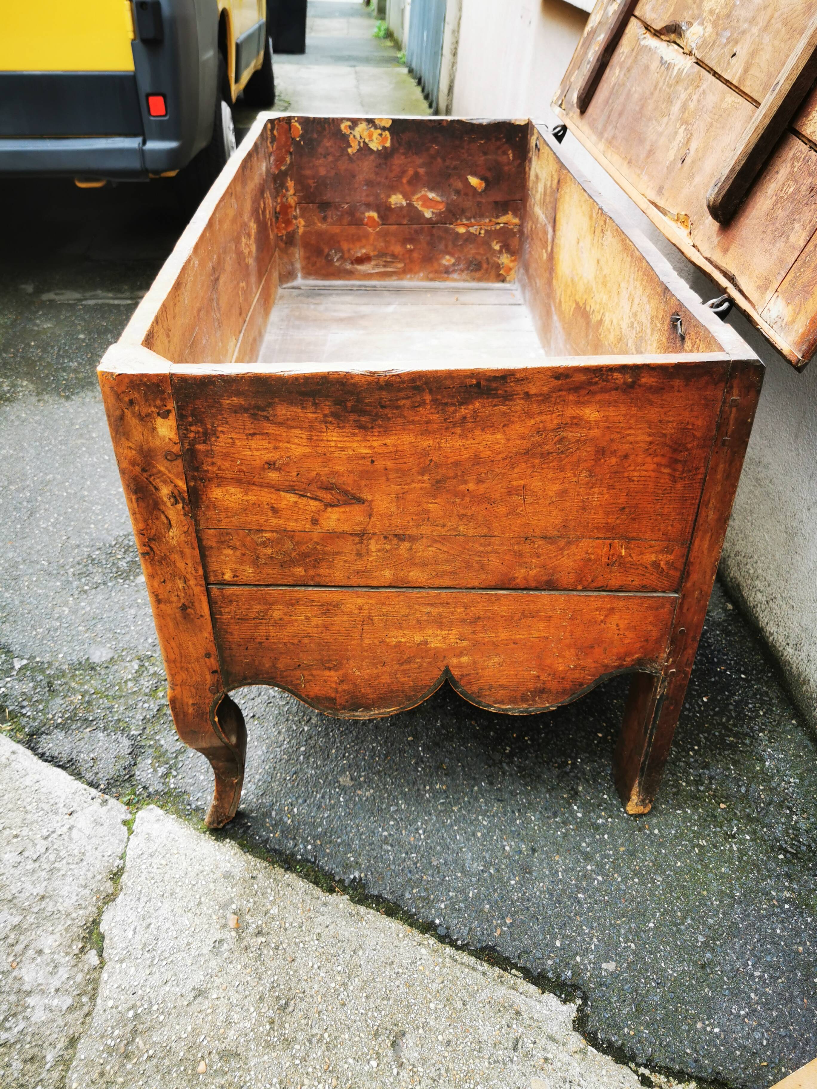 Maie, walnut/oak chest, early 19th century