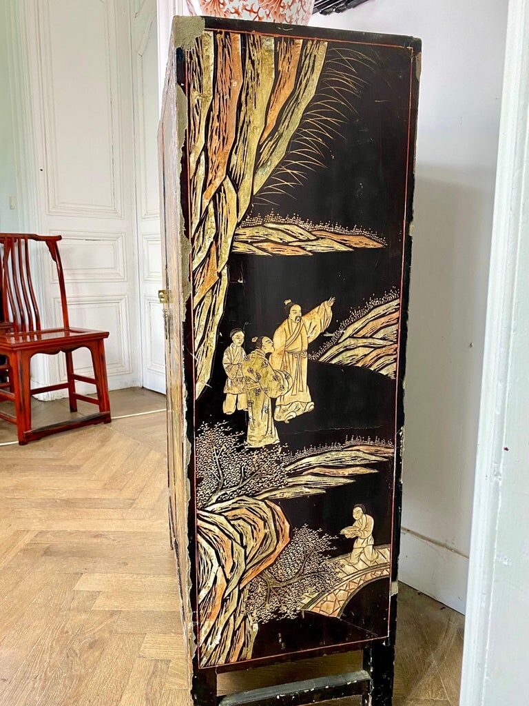 Black lacquered Chinese cabinet 19th century