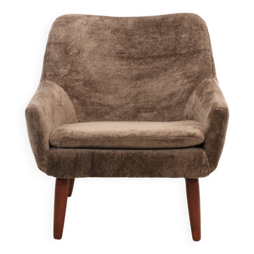 Fauteuil design danois en fausse peau de mouton marron