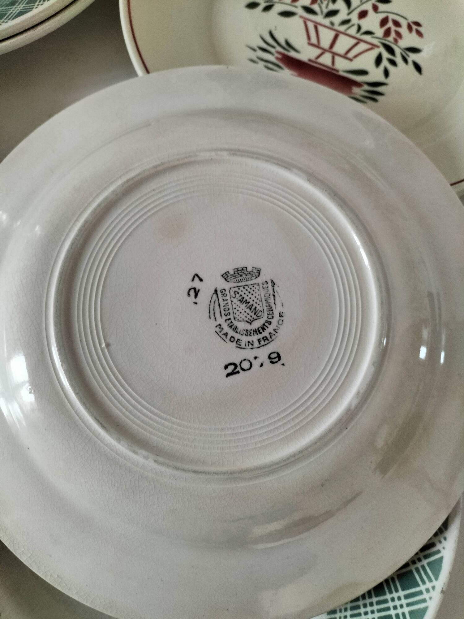 Mix of 10 ironstone plates, HBCM Agnès decoration - St Amand decoration 2070