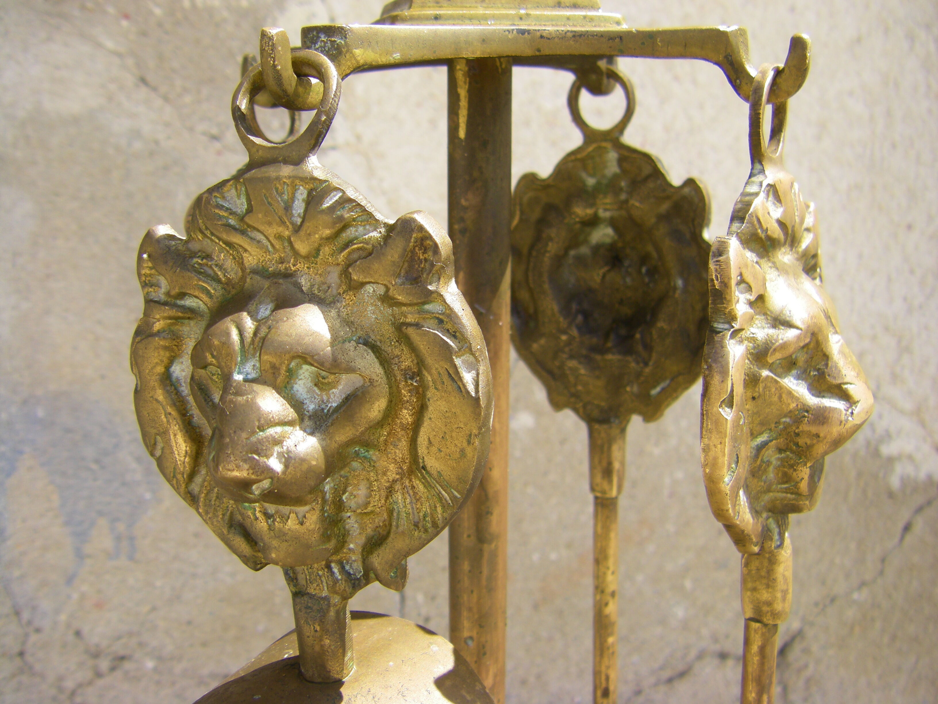 Fireplace servant decoration with lions.