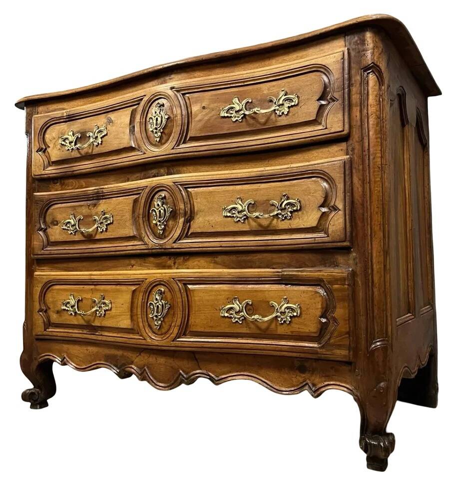 Curved Lyonnaise chest of drawers, Louis XV period, in solid walnut, circa 1750