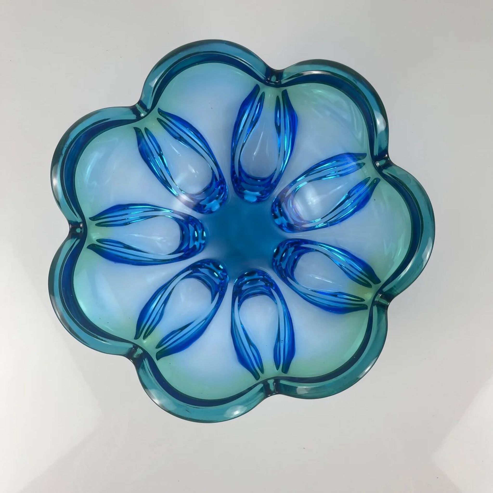 Coupe / large glass pocket bowl from Murano, flower shape, green - blue gradient, 1960.