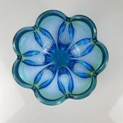 Coupe / large glass pocket bowl from Murano, flower shape, green - blue gradient, 1960.