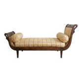 Méridienne classique en bois et tissu beige à rayures jaunes