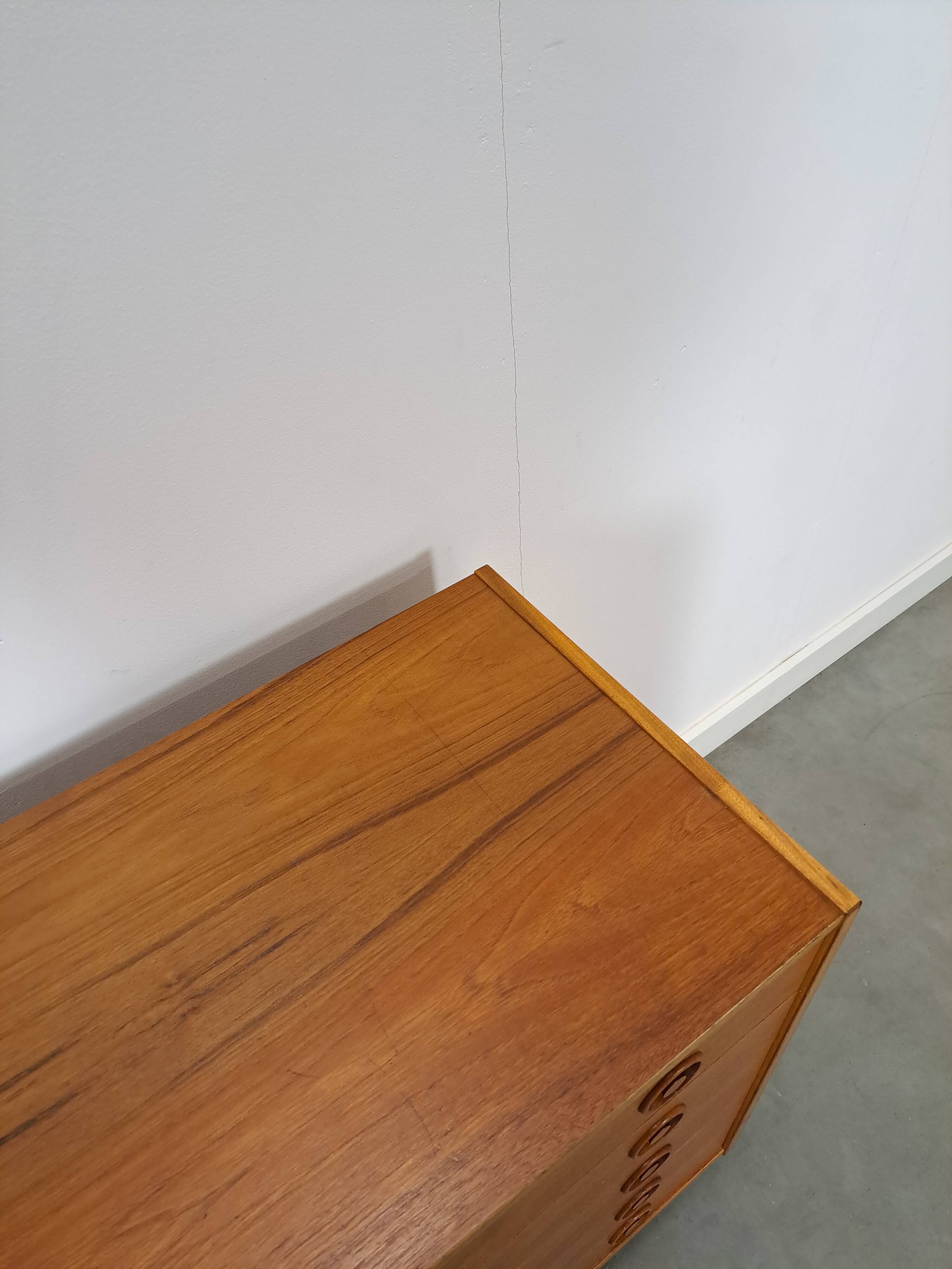 Commode en teck du Danemark avec 5 tiroirs.