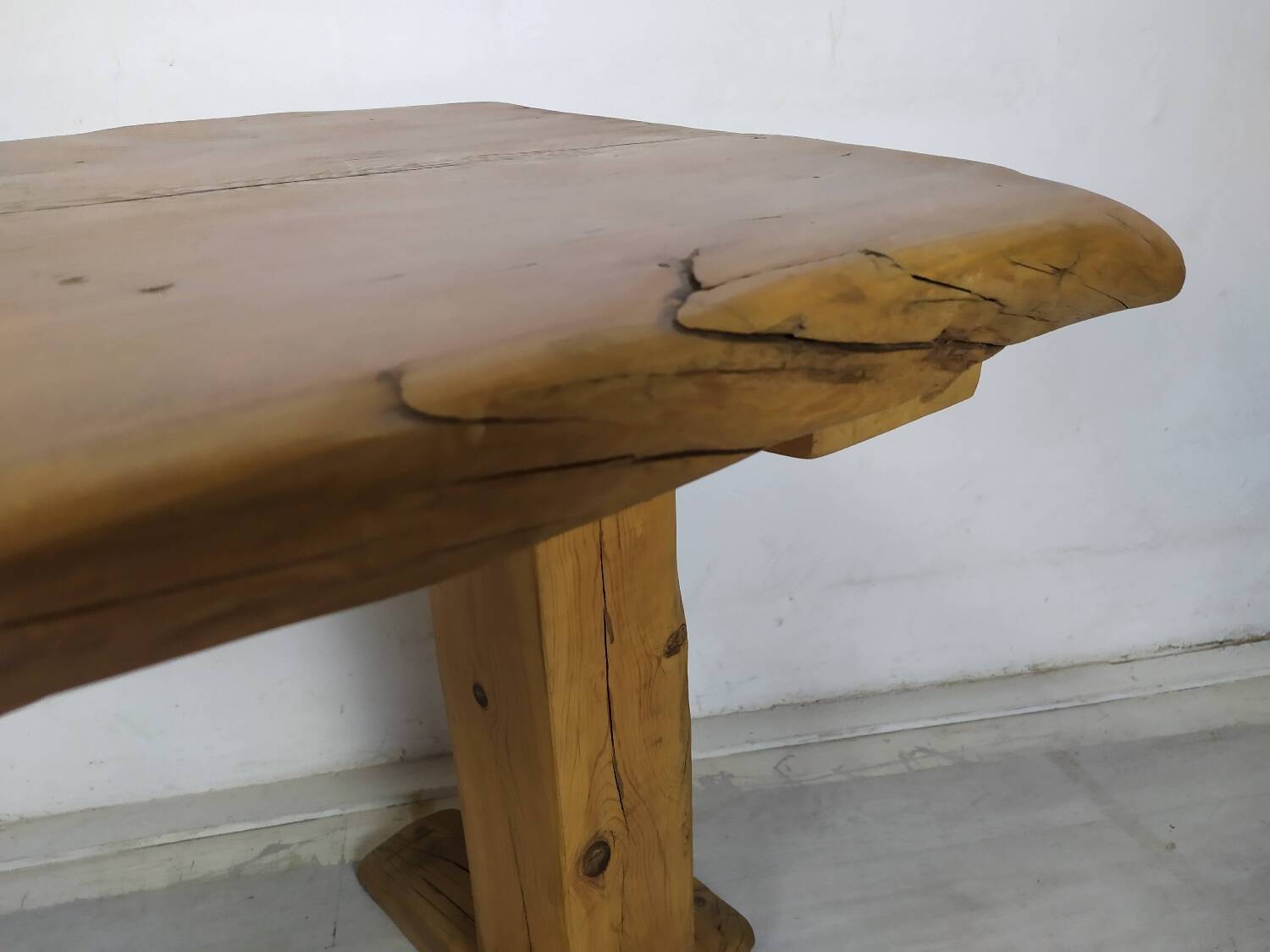 Table extérieur brutaliste