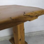 Table extérieur brutaliste