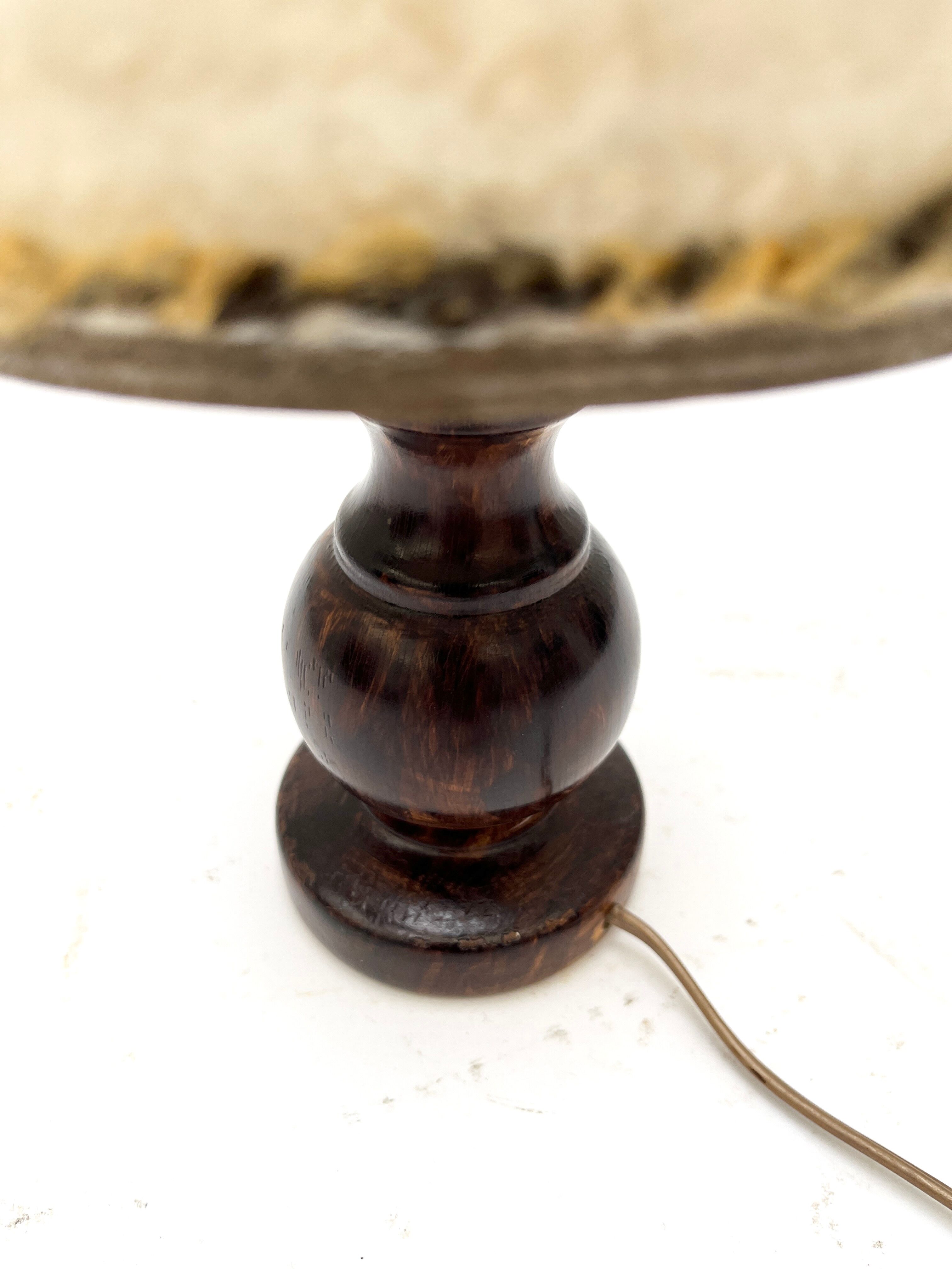 Lampe en bois avec abat-jour en laine et plastique années 70