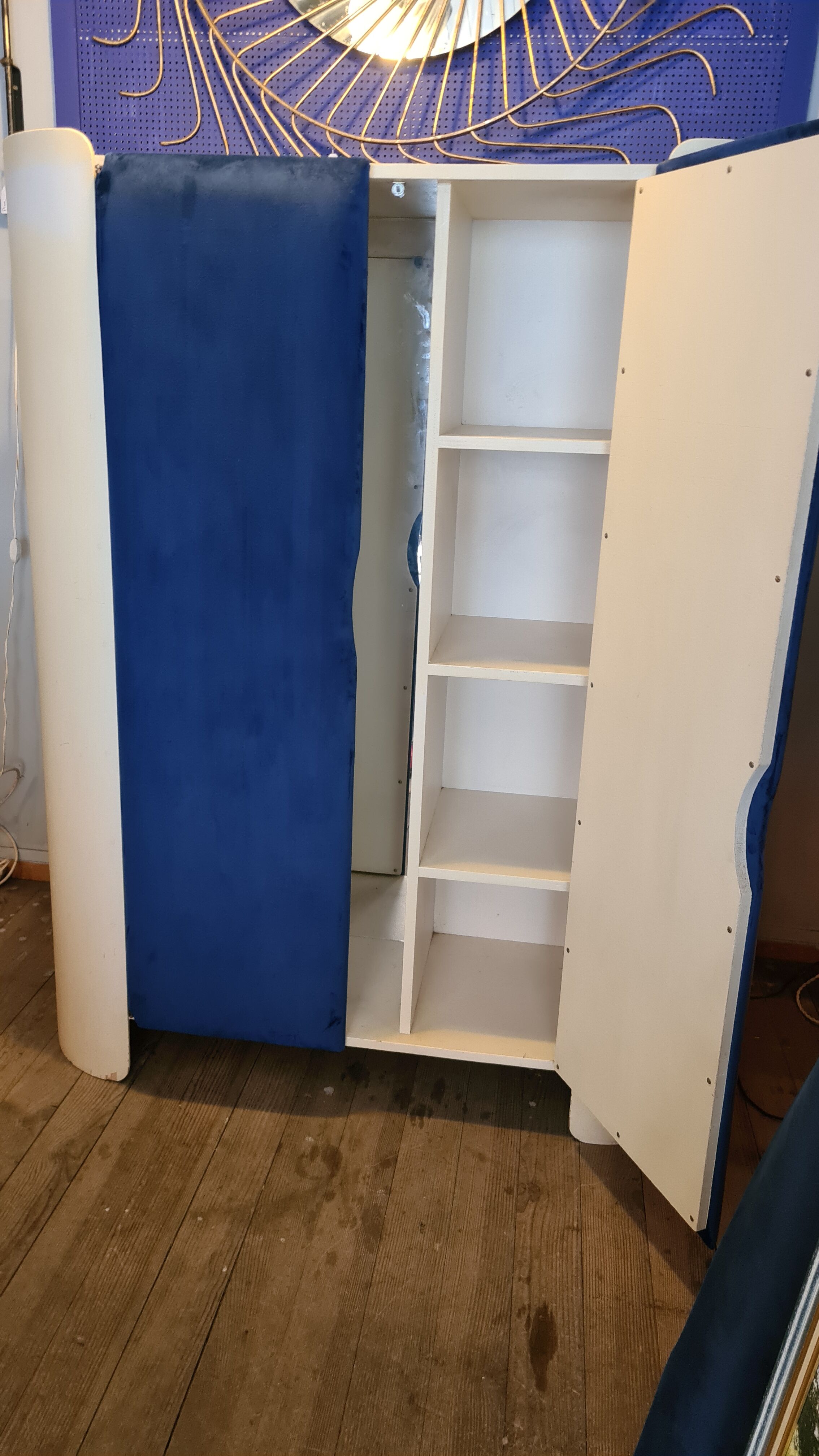 Armoire de jeune fille