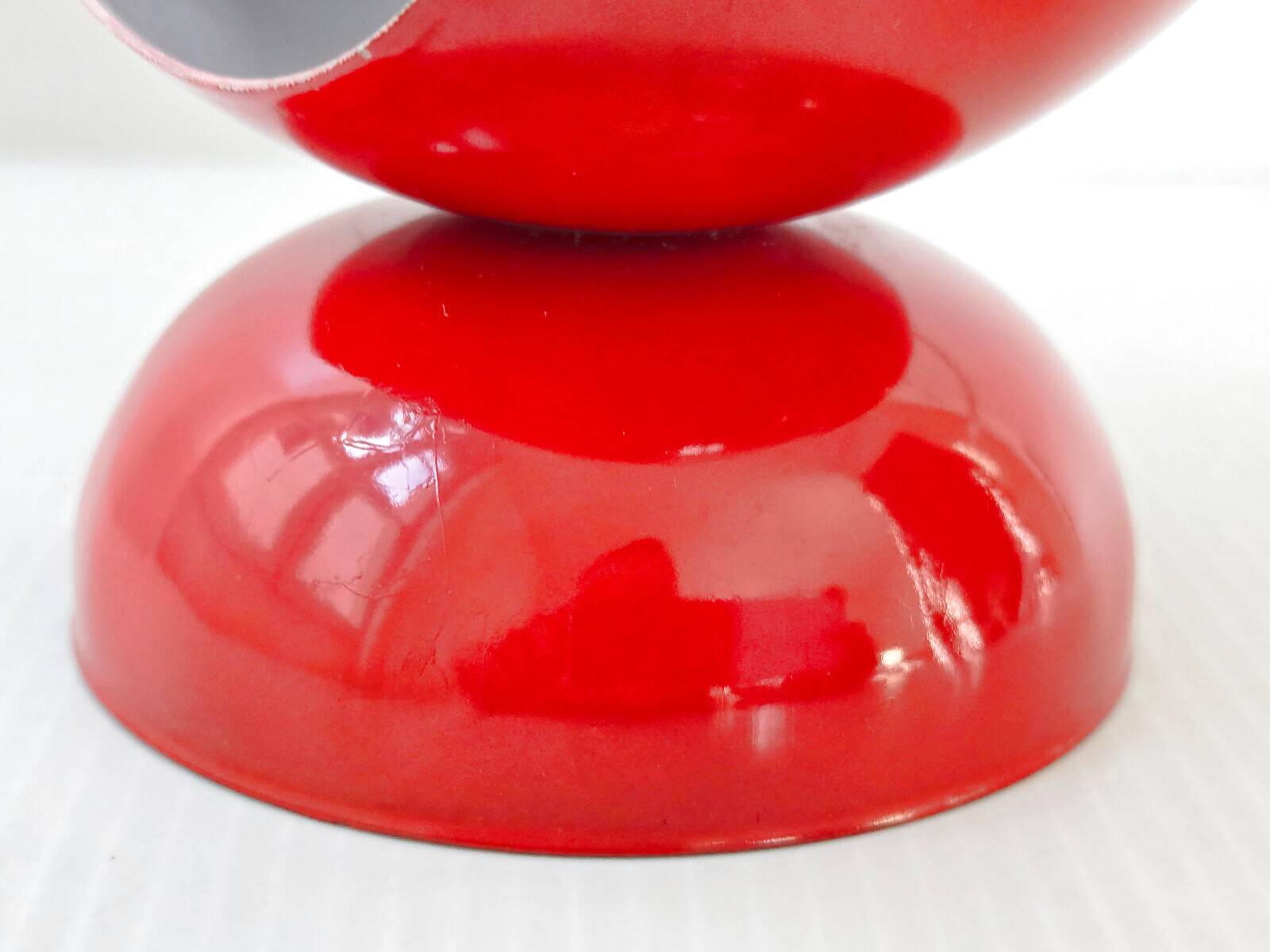 Lampe Space Age en tôle laquée rouge dans le goût de Magistretti, 1960