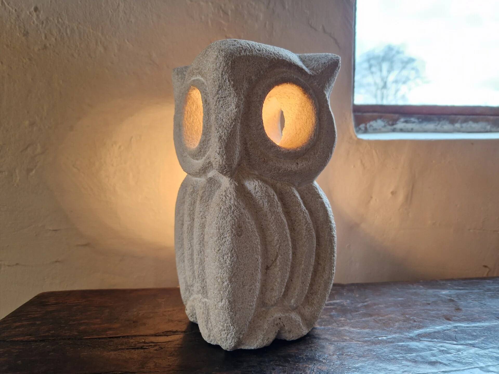 Lampe sculpturale en calcaire en forme de hibou par Albert Tormos, France