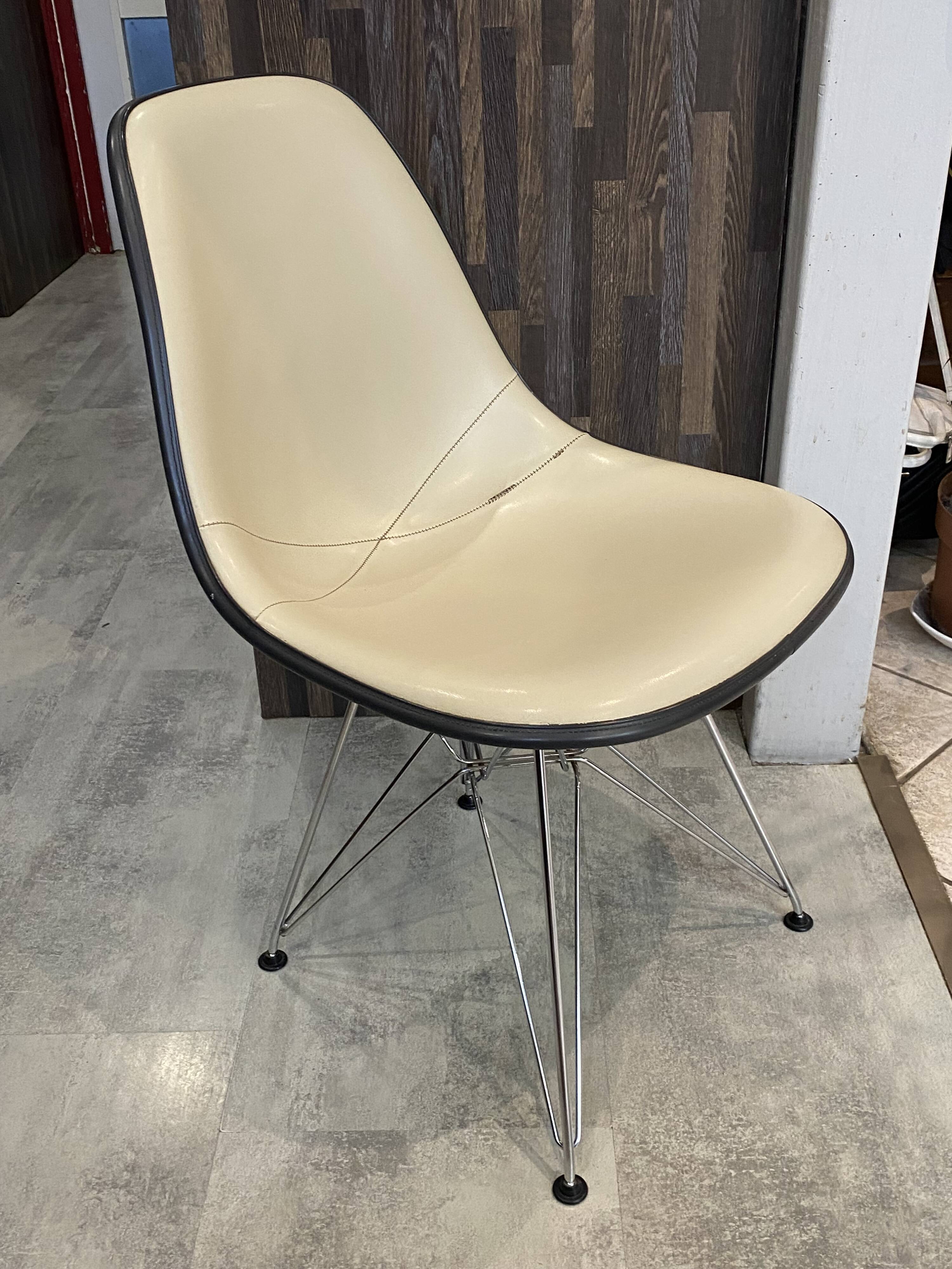 Fibreglass chair with skai vinyl, DSR Eiffel, off-white, Eames, Herman Miller.
