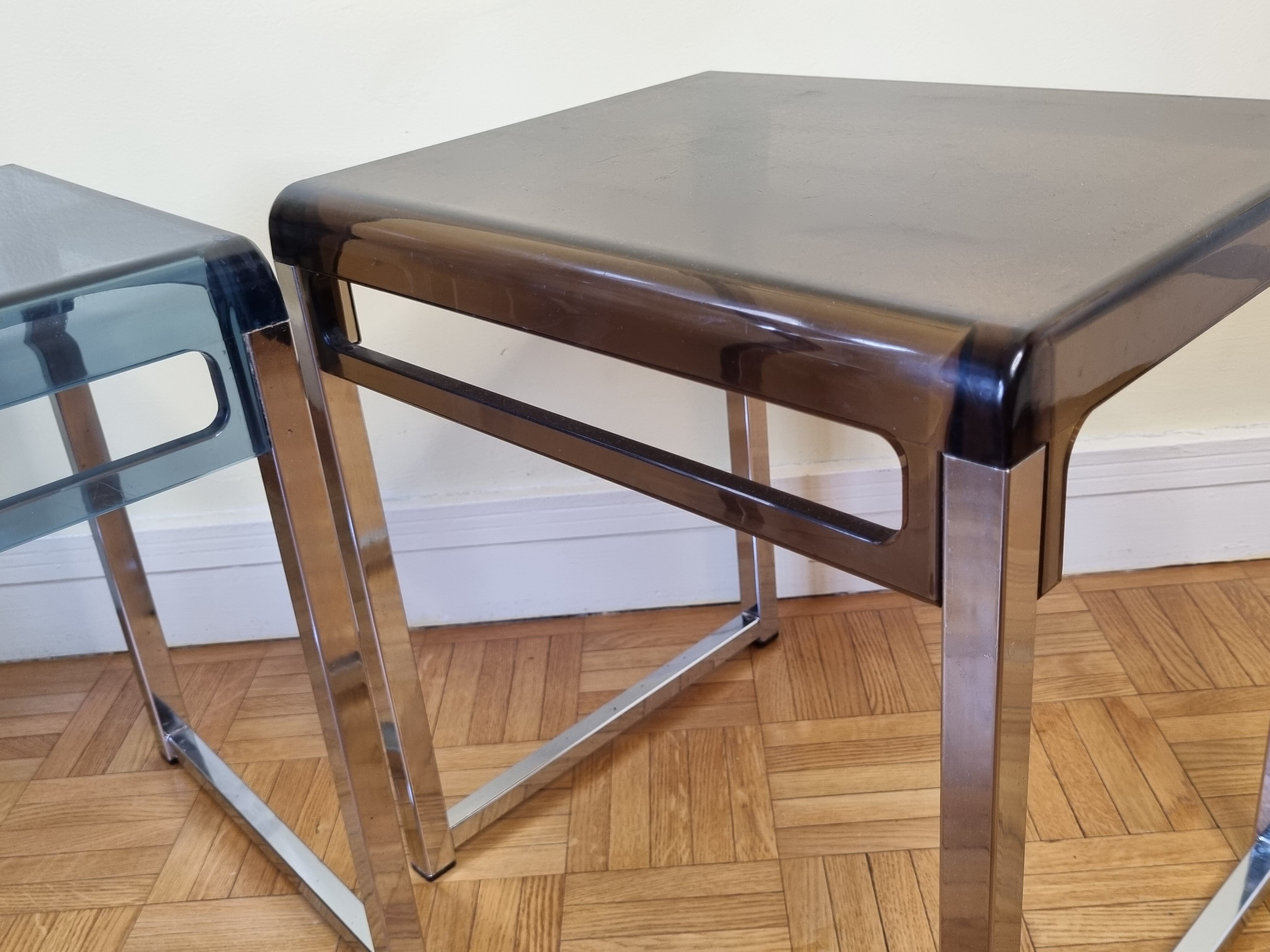 Paire de tables de chevet en plexiglas et chrome bleue et fumé, années 70