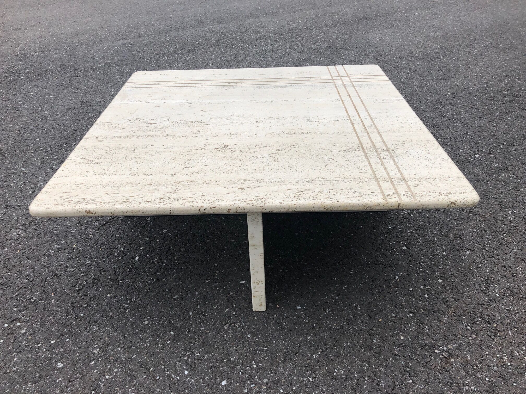 Square bass table in travertine