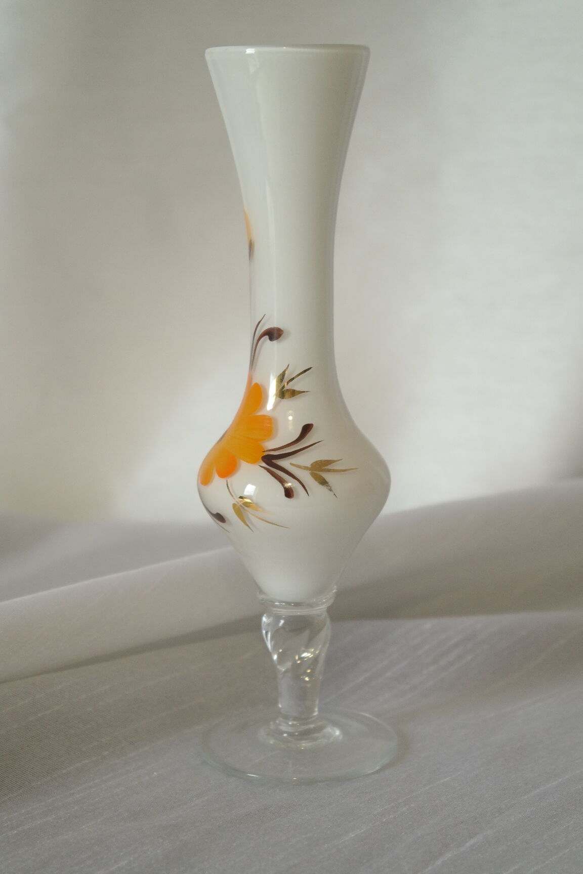 Soliflore en opaline blanche fleuri vintage