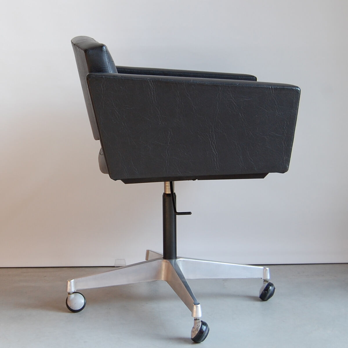 Office armchair conseil by Pierre Guariche for Meurop 1961
