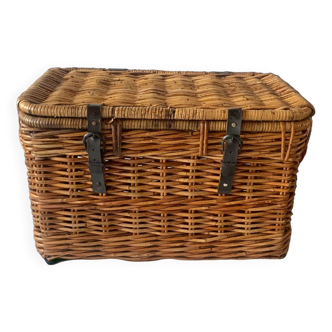 Wicker trunk with leather straps