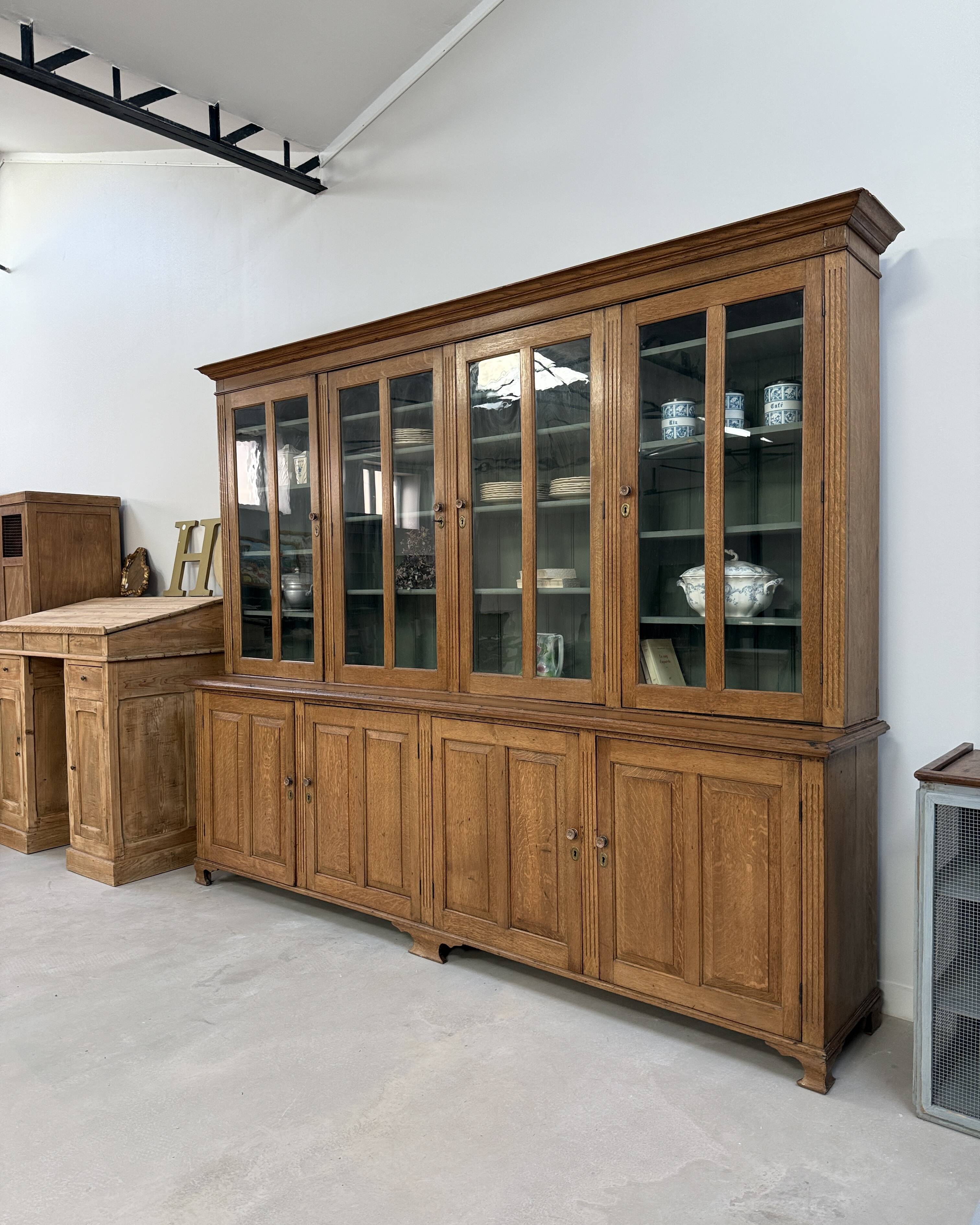 Large two-part display case (renovated)