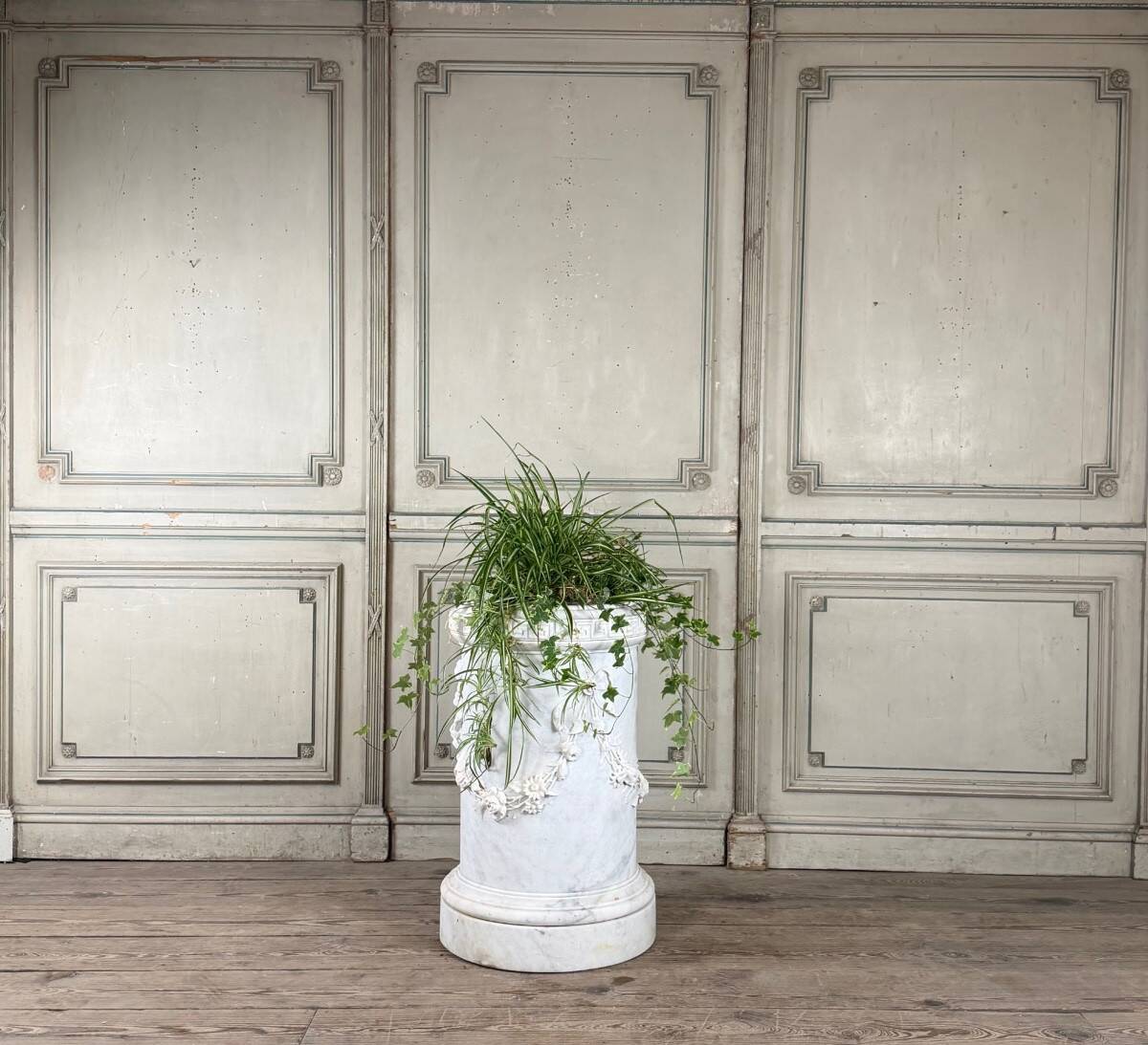 Carrara marble jardinière in Louis XVI style, circa 1880.