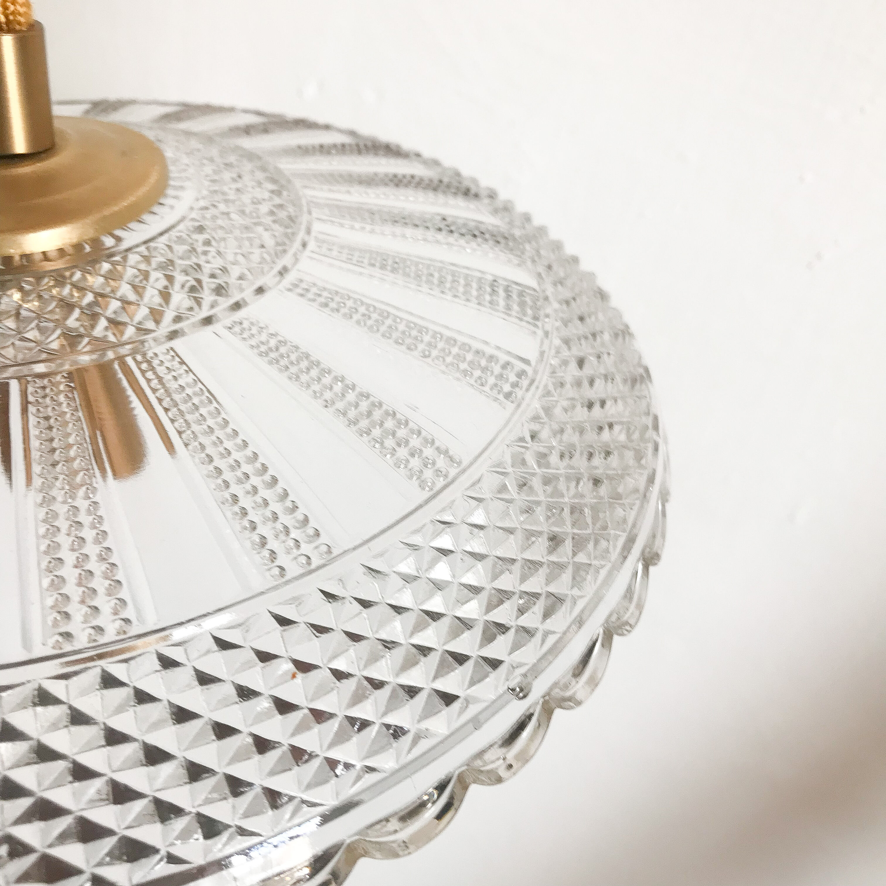 Glass lampshade suspension