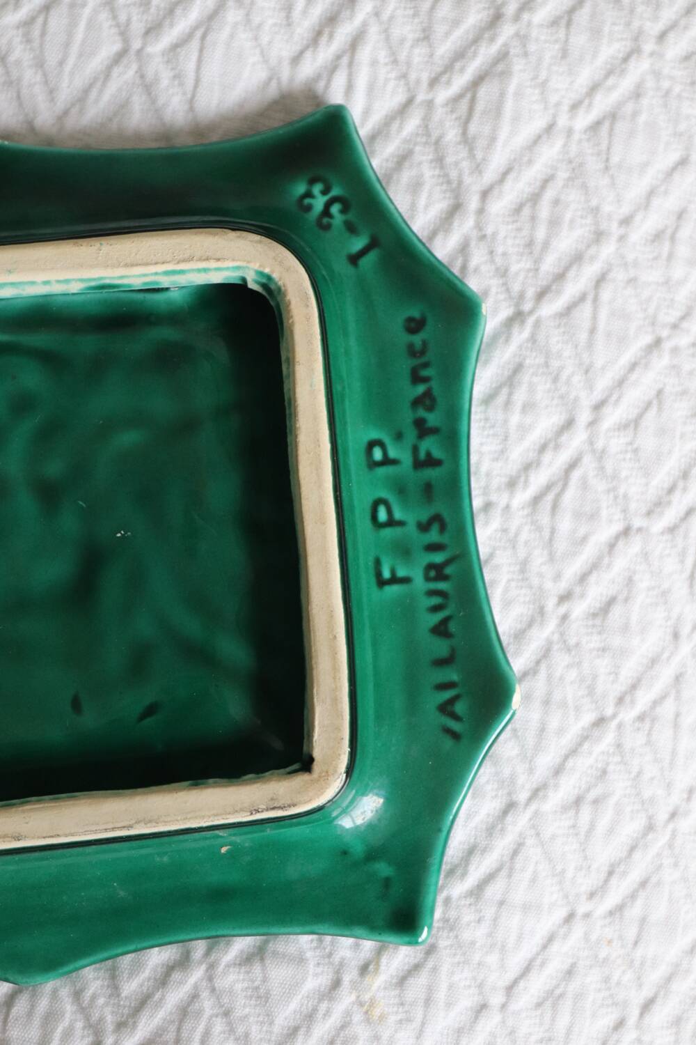 Large rectangular dish in green slipware with a strawberry design – Valla