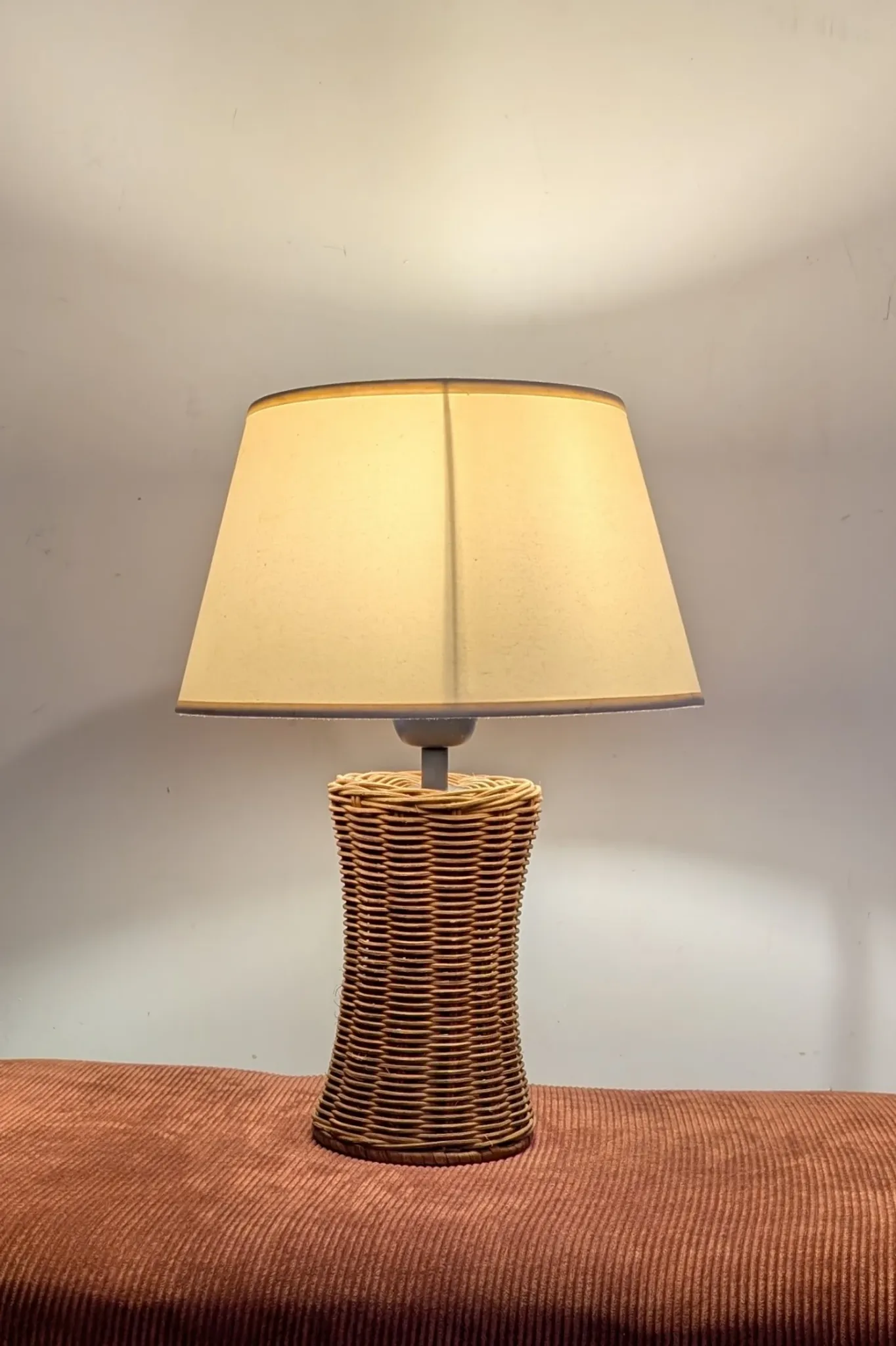 Vintage table lamp in woven rattan, honey colour & beige lampshade –