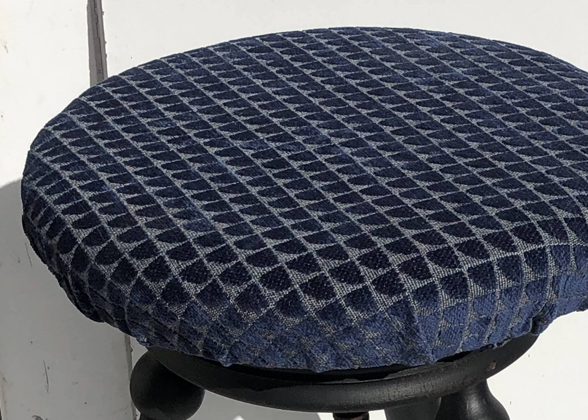 Adjustable piano stool