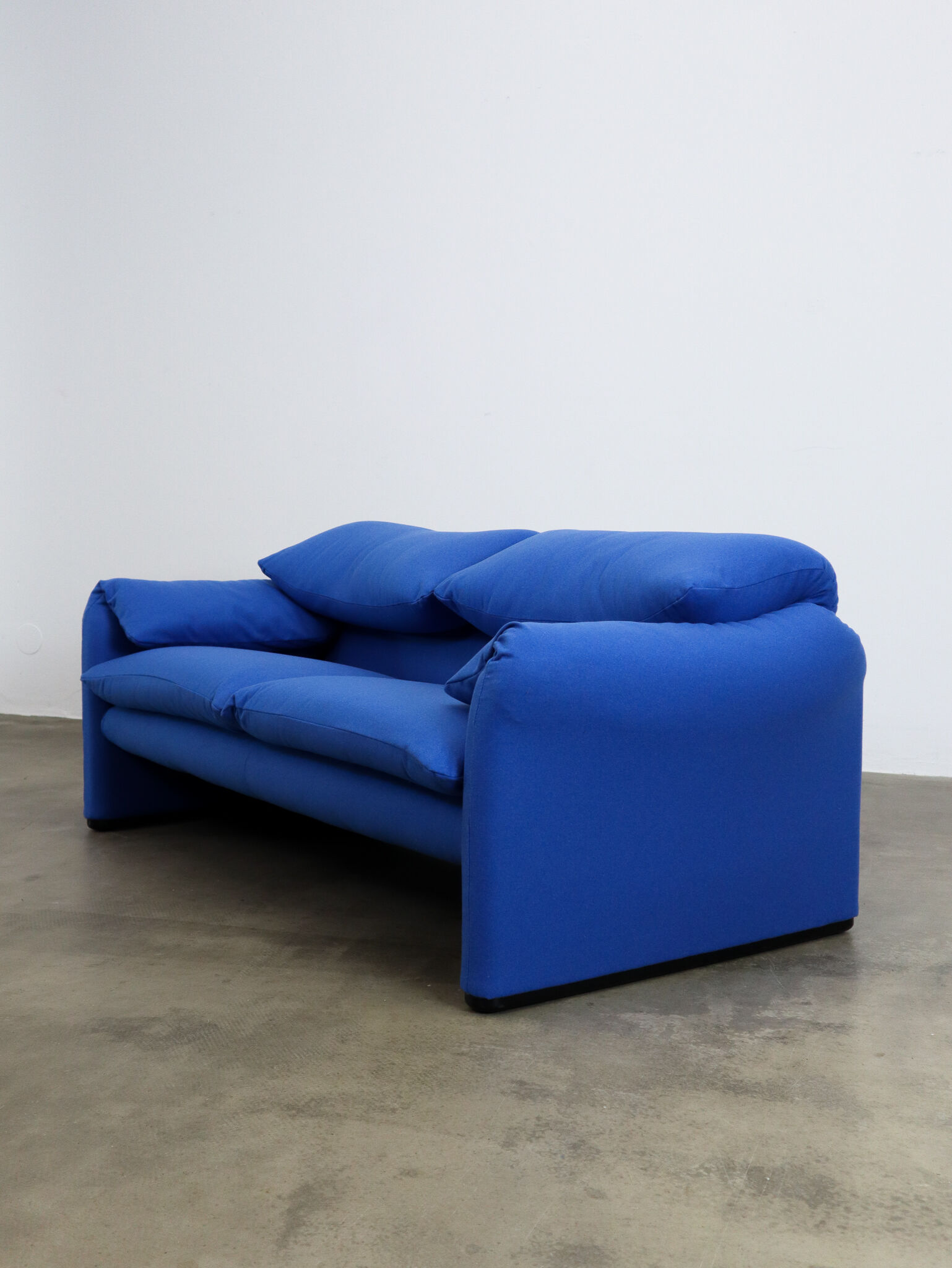 Maralunga sofa blue