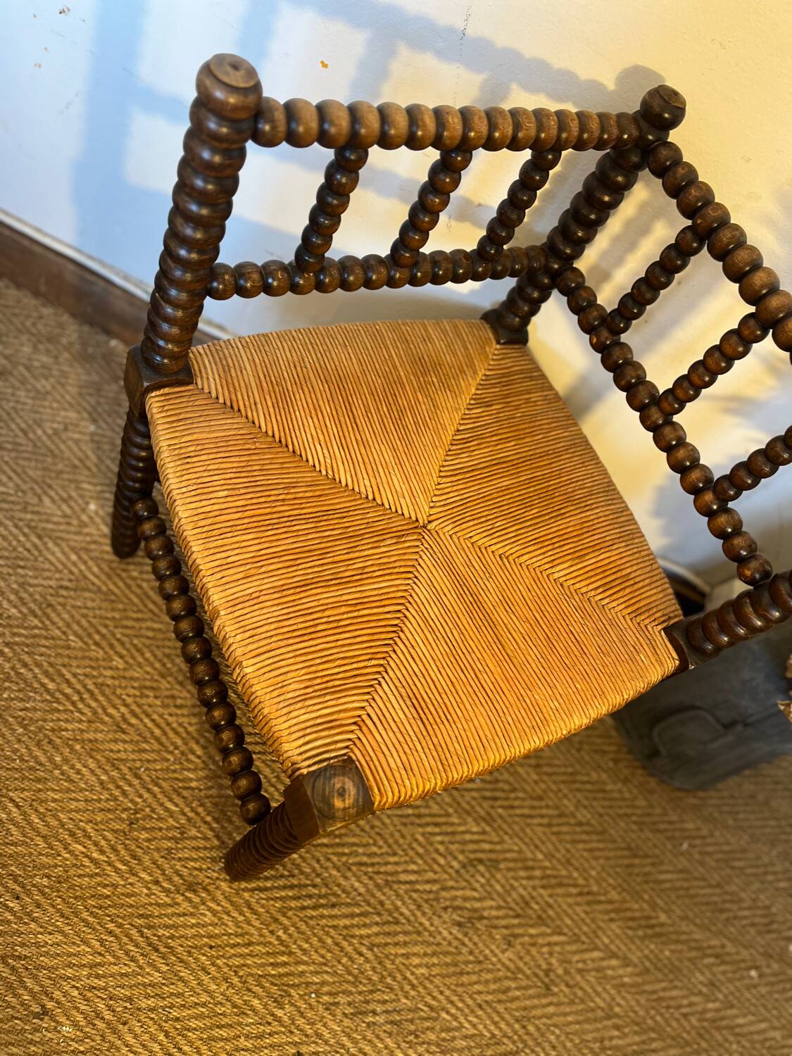 Corner chair in turned wood and straw