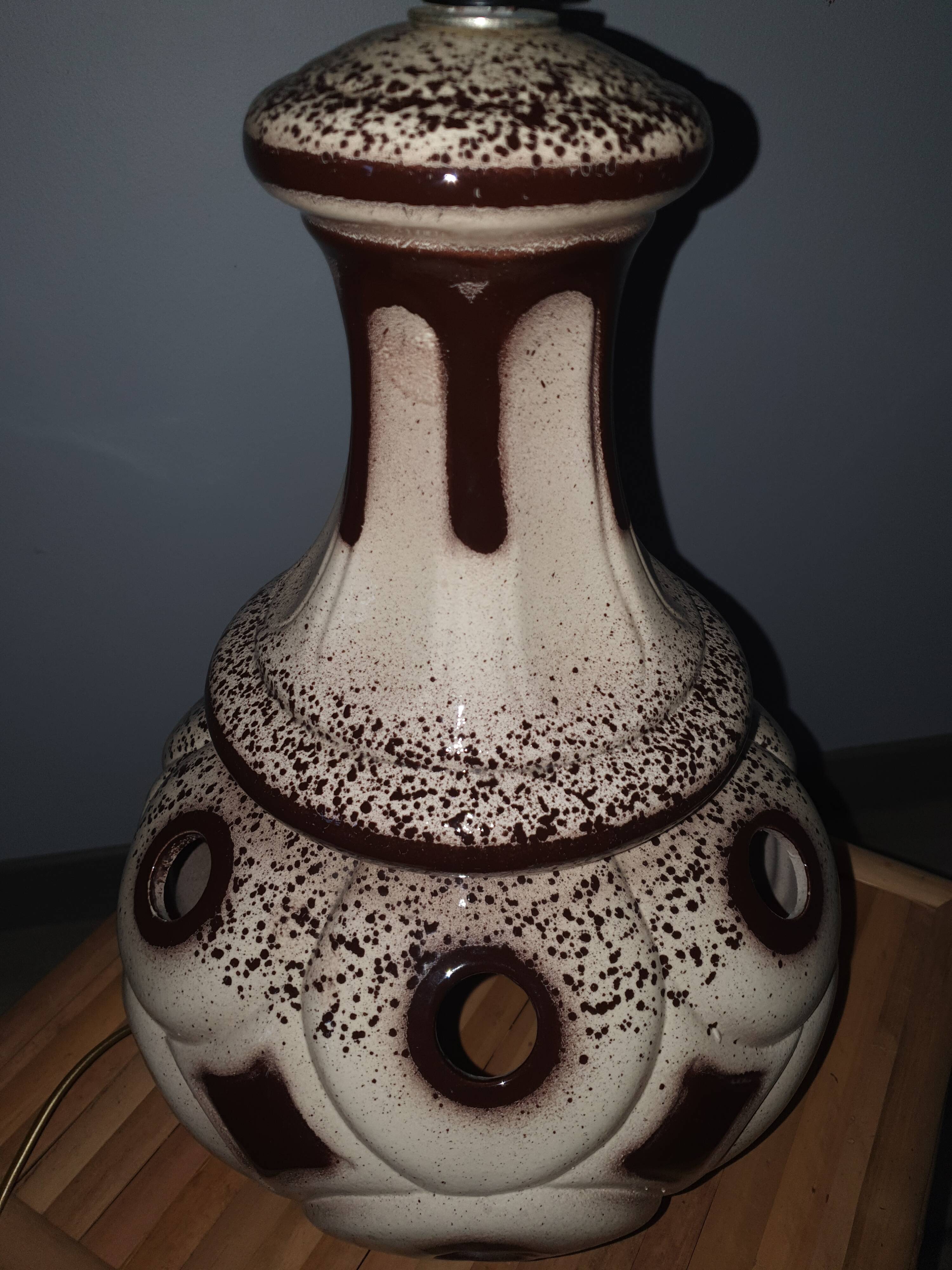 Ceramic lamp base