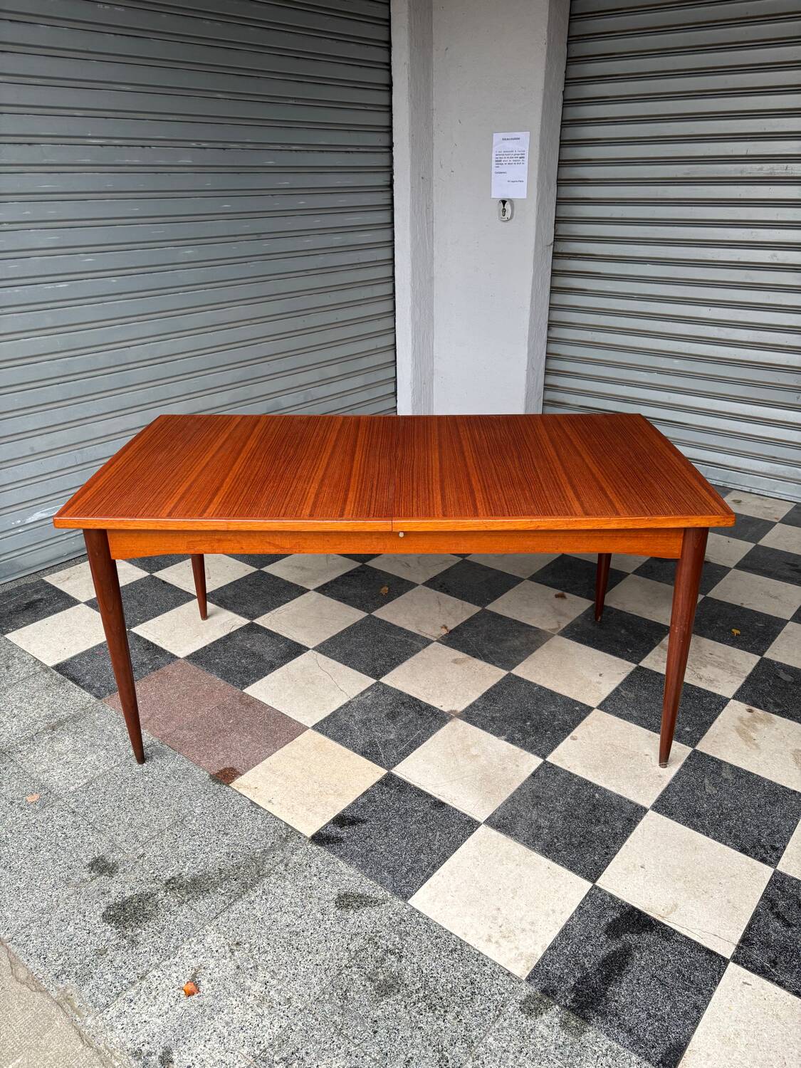 Extendable teak table