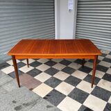 Extendable teak table