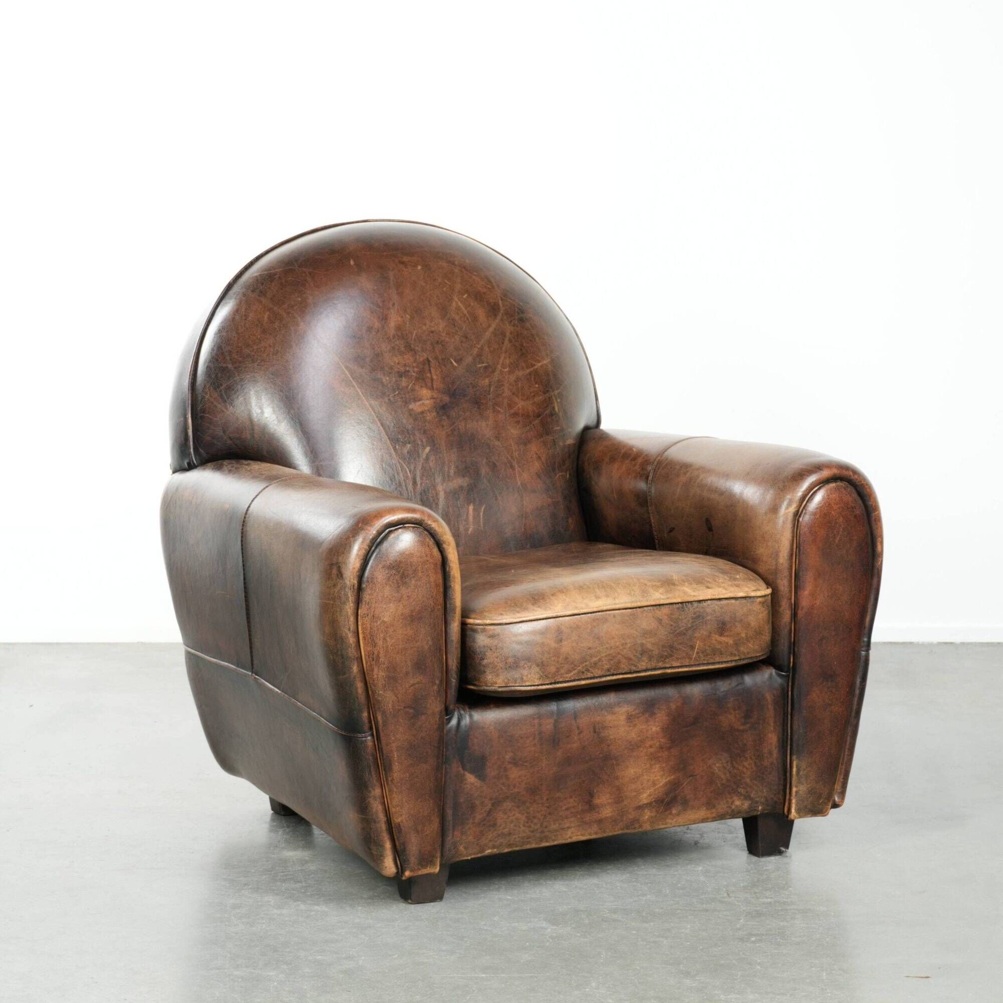 Armchair made of comfortable sheepskin leather in Art Deco design