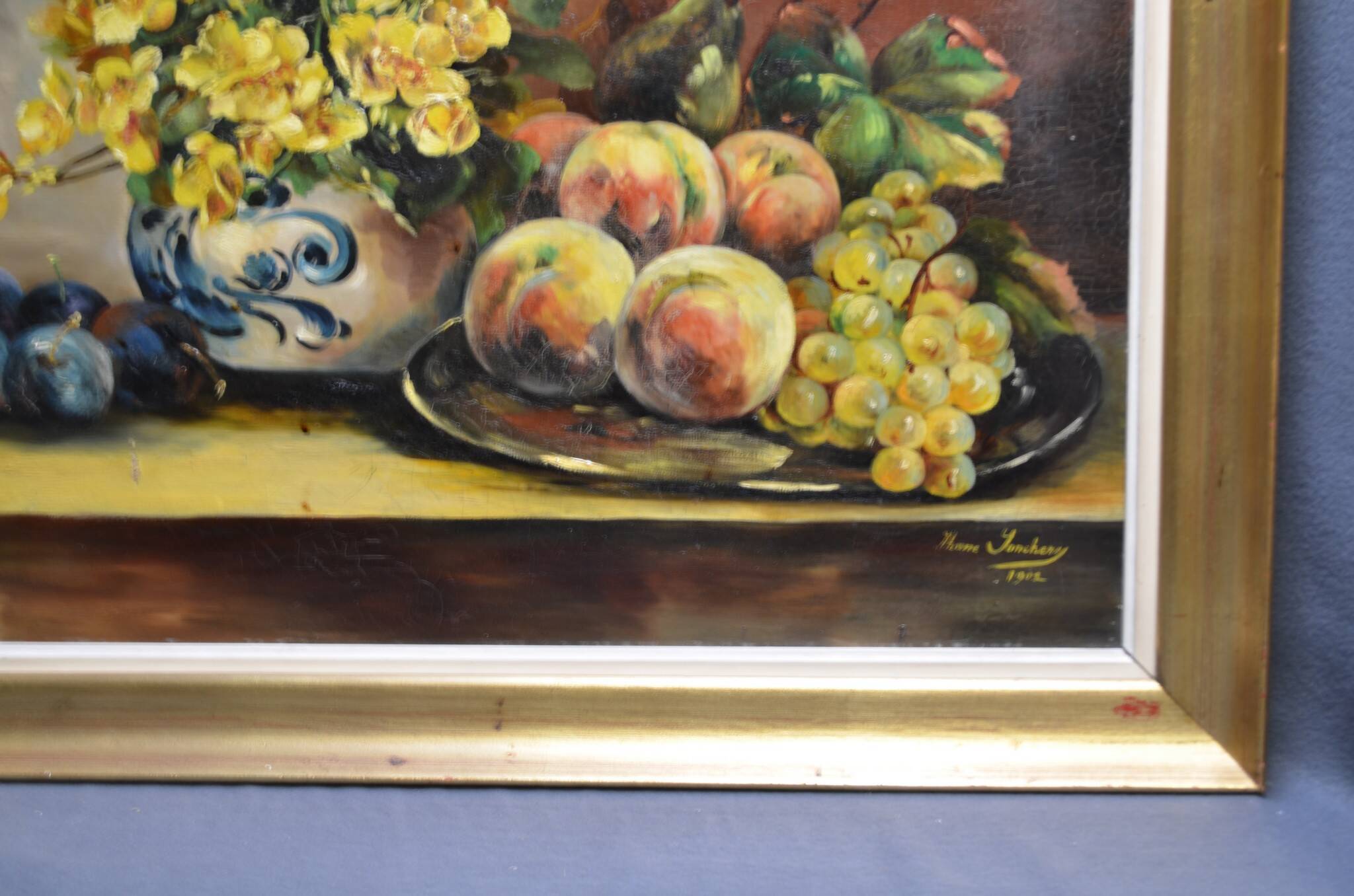Jhane JONCHERY (XIXe~XXe siecle)  "Nature mortes aux ﬂeurs et aux fruits : pêches, raisins, prunes"