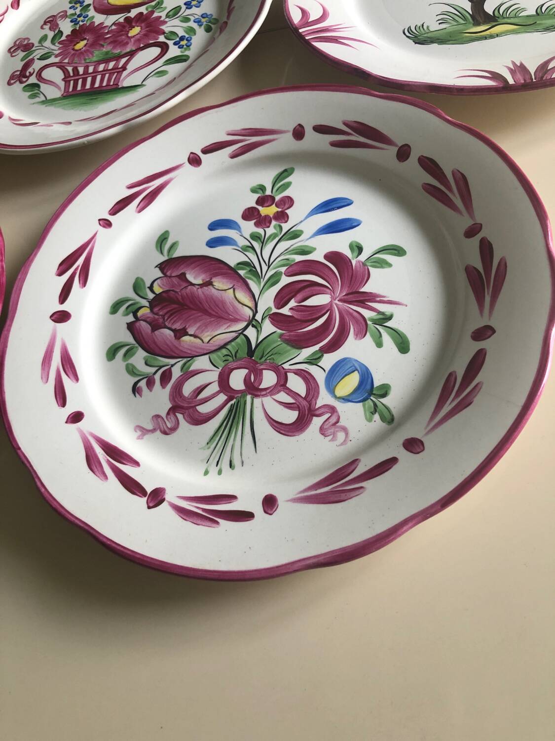 8 assiettes anciennes en faïence d’Art Clamecy décorée main